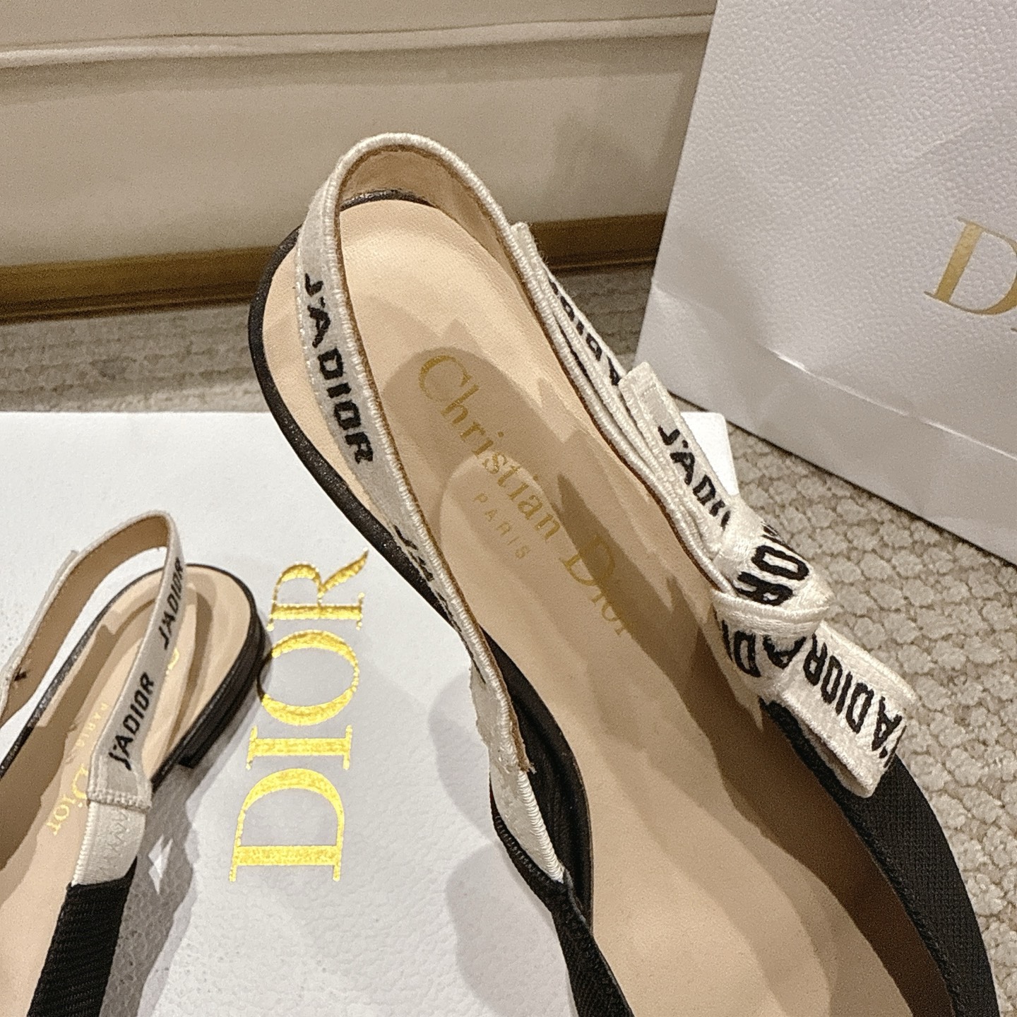 Title: DioJ’Adior Leather Shoes: Elegant Italian Design with Naked Technology Summary: DioJ’Adior Leather Shoes feature double-color embroidered ribbons, sheep leather interior, and A-class - 图片 7
