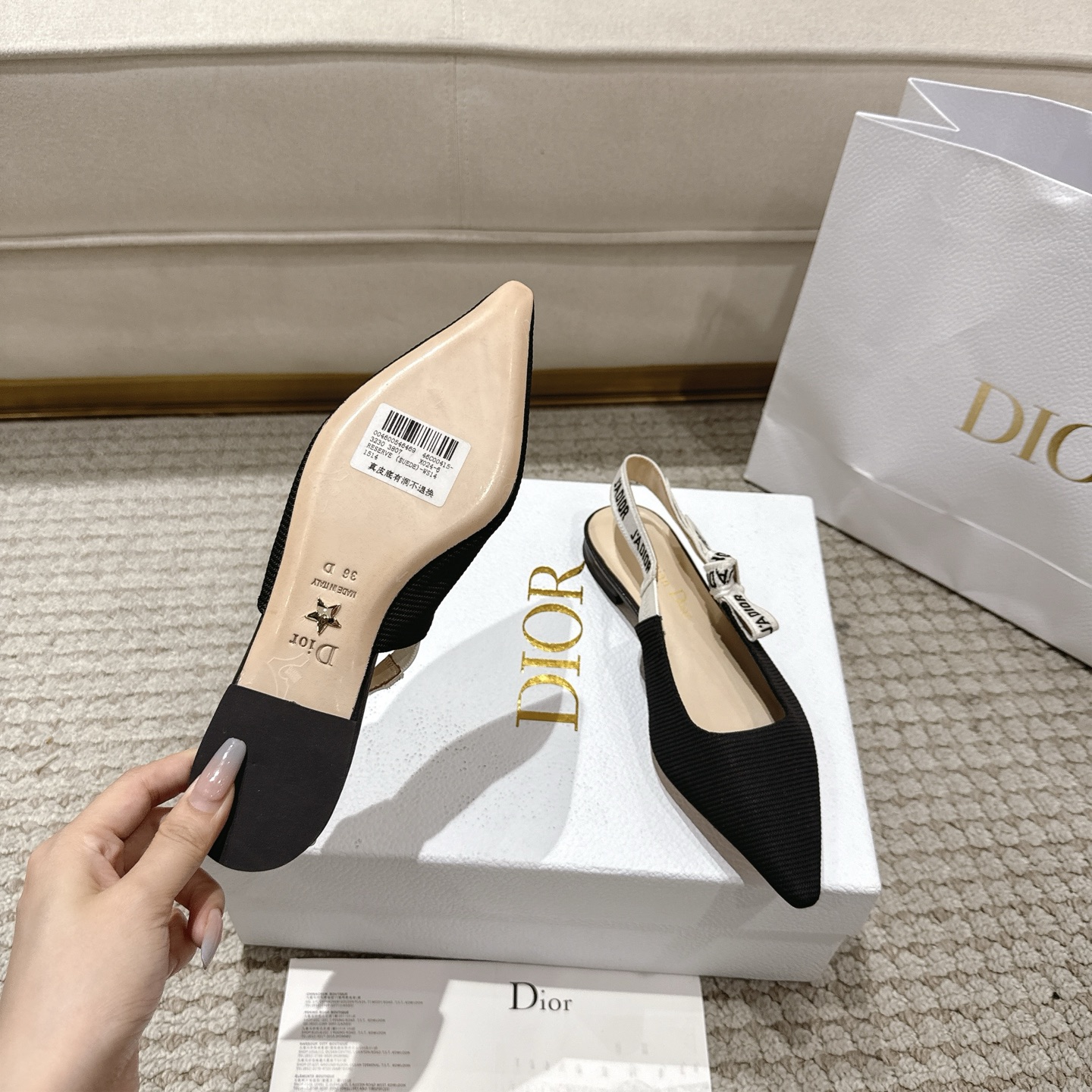 Title: DioJ’Adior Leather Shoes: Elegant Italian Design with Naked Technology Summary: DioJ’Adior Leather Shoes feature double-color embroidered ribbons, sheep leather interior, and A-class - 图片 9
