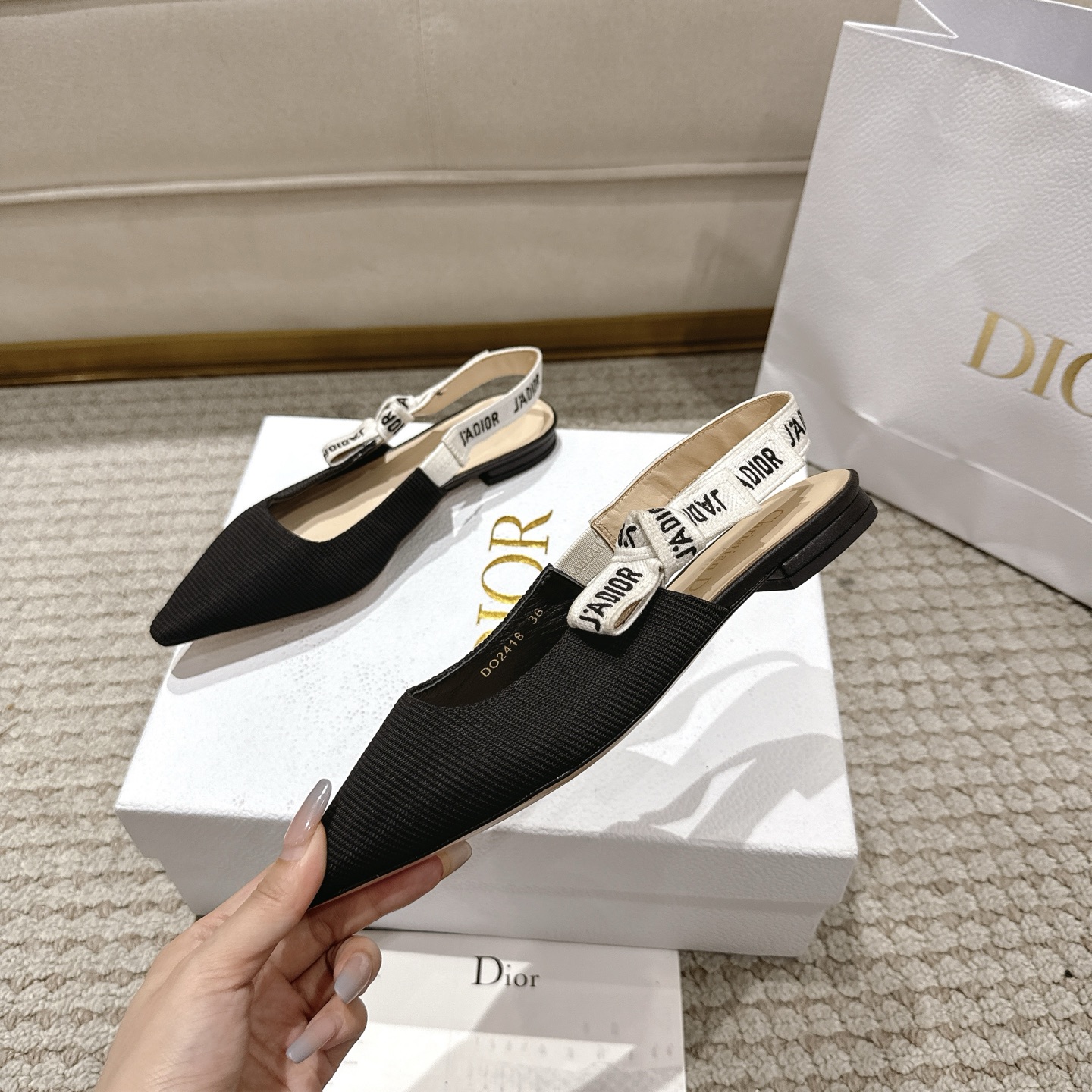 Title: DioJ’Adior Leather Shoes: Elegant Italian Design with Naked Technology Summary: DioJ’Adior Leather Shoes feature double-color embroidered ribbons, sheep leather interior, and A-class - 图片 4