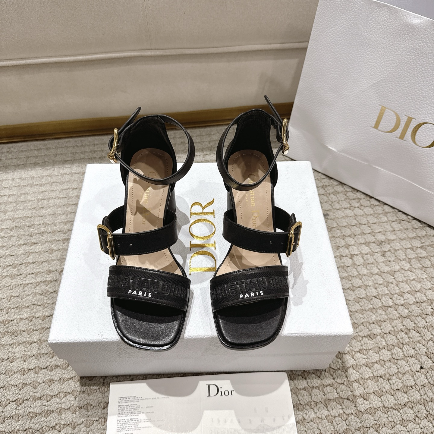 NO:492255,Purchase level!  New to Dior Cruise 2025, Dway high heels revisit House’s signature creation with a modern and elegant outline. The black calfskin design is famous for a set of adjustable buckles, while the upper is embroidered with Christian Dior Paris signature. This sandal uses soft square toes and an 8 cm cylindrical heel to highlight the outline, which will add a modern touch to any outfit. Main ingredients calfskin, original electric embroidery, lambskin lining outsole Italian leather outsole Heel height 7.5CM Size 34-43 (34.41.42, 43 custom-made, sandals, high heels, cowhide, sheepskin, Leather soles19860909代购级别！ 迪奥Cruise 2025的新品,Dway高跟鞋通过现代优雅的轮廓重新审视了House的标志性创作.黑色小牛皮设计以一组可调节扣带而闻名,而鞋面则绣有Christian迪奥 Paris签名.这款凉鞋采用柔和的方形脚趾和8厘米的圆柱形鞋跟突出了轮廓,将为任何服装增添现代感. 主要成分小牛皮、原版电绣,小羊皮衬里 大底意大利真皮大底 跟高7.5CM 码数34-43（34.41.42,43定制不退不换）,凉鞋,dior,sandals,high heels,cowhide,sheepskin,Leather soles,Women's Shoes