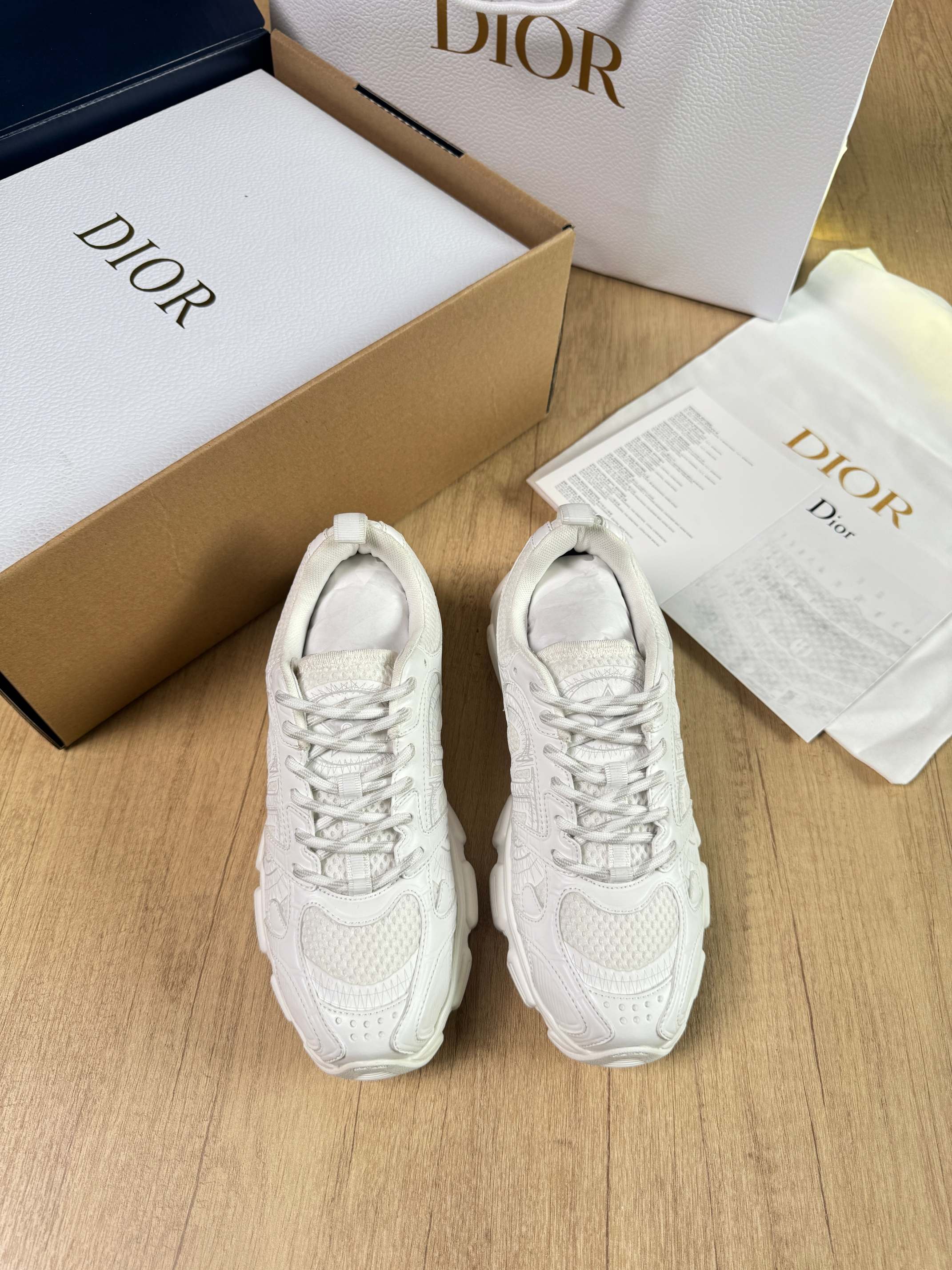 NO:475966,Purchase level!  Dior Chrono sneakers reinterpret running shoes with a high-definition style of Dior. Mesh fabric is paired with white and black leather effect inserts, CD logos on both sides, star patches on the tongue and Dior logo on the heel, and many classic details show the style. Two-color laces, light soles and star decoration, can create a casual look all year round. Main Tech fabric Lining Technology fabric is decorated with CD logo on both sides of the shoe tongue and star patch on the back side with Dior logo outsole EVA sole size women's size 35-40 men's size 39-46 (44.45.46 custom-made, no return or replacement), casual shoes/sports, dior, sneakers19860909代购级别！ Dior Chrono 运动鞋以 Dior 的高订风格重新演绎跑步鞋.网眼织物搭配白色和黑色皮革效果镶片,两侧的CD 标志、鞋舌上的星星补丁和鞋跟的 Dior 标志,诸多经典细节彰显格调.采用双色鞋带,轻盈鞋底搭配星星装饰,可全年打造休闲造型. 主体科技面料里料科技面料两侧饰以 CD 标志鞋舌饰以星星补丁后侧饰以 Dior 标志 大底EVA 鞋底 size女码35-40 男码39-46（44.45.46定做不退不换）,休闲鞋/运动鞋,dior,sneakers,Women's Shoes