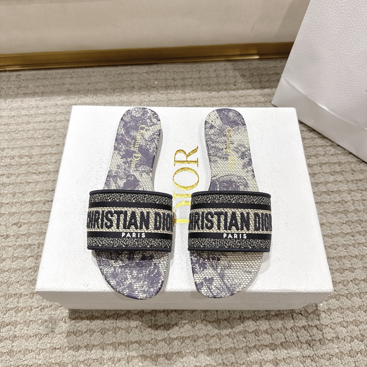 NO:475944,Purchase level!  『 New color scheme』 Dior Dway cotton sandals come from Diorviera limited series, the classic design lasts forever, decorated with denim blue Sauvage Juyi print pattern. The upper is decorated with denim blue jacquard and beige raffia effect fabric embroidery, which is recognizable. The simple style is easy to put on and off, creating a casual look. It can be matched with other items in the Diorviera limited series. Main cotton, technology fabric, lining sheepskin, outsole Italian leather outsole, heel high flat heel, size 34-43 (34.41.42, 43 customization, no return or replacement), slippers, dior, dior, slippers, sheepskin, Leather soles19860909代购级别！ 『 新配色 』迪奥Dway 棉质凉拖来自Dioriviera 限定系列,经典设计经久不衰,饰以丹宁蓝色 Sauvage 茹伊印花图案.鞋面饰以丹宁蓝色提花,米白色酒椰草效果面料点缀Christian Dior Paris 标志刺绣,富有辨识度.简约版型易于穿脱,可打造休闲造型.可与Dioriviera 限定系列的其他单品搭配. 主体棉,科技面料 里料羊皮革 大底意大利真皮大底 跟高平跟 码数34-43（34.41.42,43定制不退不换）,拖鞋,dior,dior,slippers,sheepskin,Leather soles,Women's Shoes