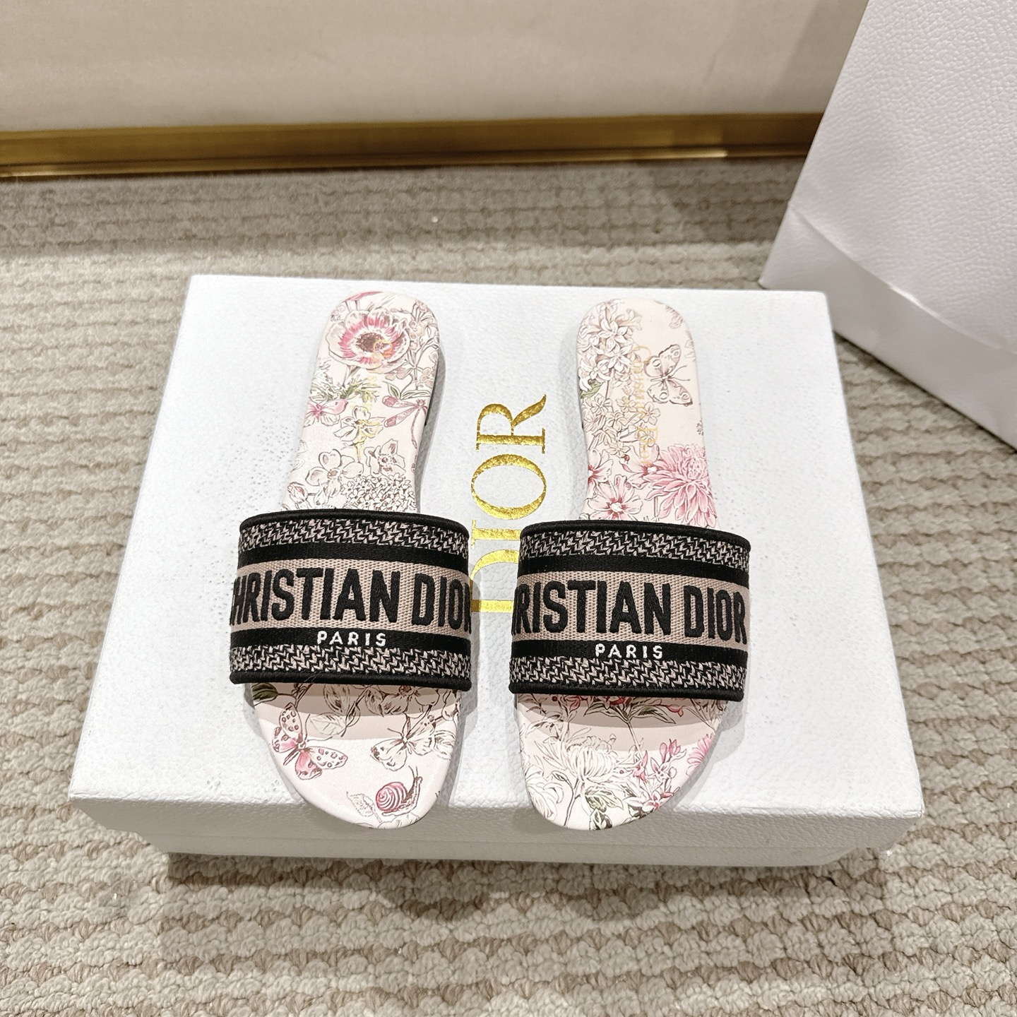 NO:475949,Purchase level!  『New Color 』 Dior Dway cotton sandals are from Dior Lucky limited series, classic style, rose pink undertone is decorated with Flowers Calendar Allover pattern, and the pastoral style of flowers and horoscope symbols are cleverly blended to Dior's classic logo and Mr. Dior's passion for astrology. The upper is embroidered with the Christian Dior Paris logo, which is recognizable. The simple silhouette can be easily put on and off, creating a casual look, and can be matched with other items from the Dior Lucky limited series. Main cotton, lining sheep leather, outsole, Italian leather outsole, heel, flat heel  Size 34-43 (34.41.42, 43 customization, no return or replacement), slippers, dior, dior, slippers, sheepskin, Leather soles19860909代购级别！ 『 新配色 』迪奥 Dway 棉质凉拖来自 Dior Lucky 限定系列,经典款式,玫瑰粉色底色饰以 Flowers Calendar Allover 图案,富有田园风情的花卉与星座符号巧妙融合,向 Dior 经典标识和 Dior 先生对占星术的热情致敬.鞋面饰以 Christian Dior Paris 标志刺绣,富有辨识度.简约廓形可轻松穿脱,打造休闲造型,可与 Dior Lucky 限定系列的其他单品搭配. 主体棉 里料羊皮革 大底意大利真皮大底 跟高平跟 码数34-43（34.41.42,43定制不退不换）,拖鞋,dior,dior,slippers,sheepskin,Leather soles,Women's Shoes
