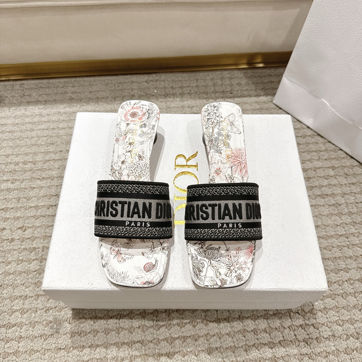 NO:475955,Purchase level!  『New Color 』 Dior Classic Dway heel sandals come from the Dior Lucky limited series, decorated with gray-green Flowers Calendar Allover pattern, with pastoral flowers and horoscope symbols cleverly blending, paying tribute to Dior's classic logo and Mr. Dior's passion for astrology. The upper is embroidered with Christian Dior Paris logo, which is recognizable, and the square toe adds a fashionable charm. The 3.5 cm cylindrical heel is more refined, adding a fashionable style to various shapes. It can be matched with other items from the Dior Lucky limited series to create matching shapes. Main cotton, lining sheep leather, outsole, Italian leather outsole, heel height 3.5cm  Size 34-43 (34.41.42, 43 customization, no return or replacement), slippers, dior, dior, slippers, sheepskin, Leather soles19860909代购级别！ 『 新配色 』迪奥经典 Dway 带跟凉拖来自 Dior Lucky 限定系列,饰以灰绿色调 Flowers Calendar Allover 图案,富有田园风情的花卉与星座符号巧妙融合,向 Dior 经典标识和 Dior 先生对占星术的热情致敬.鞋面饰以 Christian Dior Paris 标志刺绣,富有辨识度,方形鞋头更添时尚魅力.搭配 3.5 厘米圆柱形鞋跟更显精致,为各式造型增添时尚风格,可与 Dior Lucky 限定系列的其他单品搭配,打造配套造型. 主体棉 里料羊皮革 大底意大利真皮大底 跟高3.5cm 码数34-43（34.41.42,43定制不退不换）,拖鞋,dior,dior,slippers,sheepskin,Leather soles,Women's Shoes