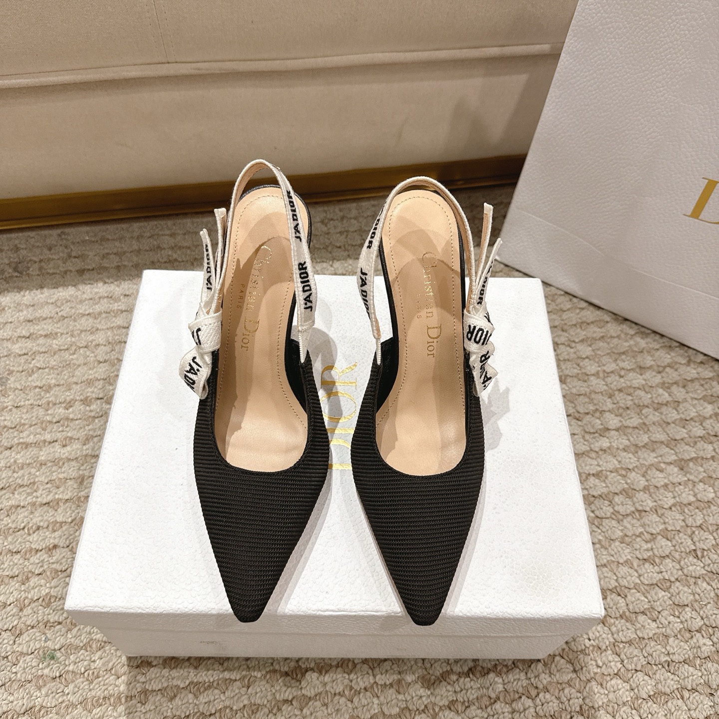 NO:492297,Purchase level!  J'Adior heels are a model of Dior's superb skills. It is passionately made in Christian Dior's Italian studio, with black fabric design and popular Microcannage patterns. Two-color J'Adior embroidered ribbon is decorated with flat bows, and 6.5 cm comma heels bring you an elegant and exquisite finishing effect. Main ingredients technical fabrics, cotton. Inner goatskin lining, outsole Italian leather outsole Heel height 9.5CM Size 34-43 (34.41.42, 43 customization, no return or replacement), sandals, dior, dior, sandals, high heels, sheepskin, Leather soles19860909代购级别！ J'Adior露跟高跟鞋是迪奥精湛技艺的典范.在Christian迪奥的意大利工作室中充满激情地制作,黑色面料设计搭配流行Microcannage图案.双色J'Adior刺绣缎带饰有平底蝴蝶结,6.5厘米逗号鞋跟为您带来优雅精致的收尾效果. 主要成分技术面料、棉. 内里山羊皮衬里 大底意大利真皮大底 跟高9.5CM 码数34-43（34.41.42,43定制不退不换）,凉鞋,dior,dior,sandals,high heels,sheepskin,Leather soles,Women's Shoes