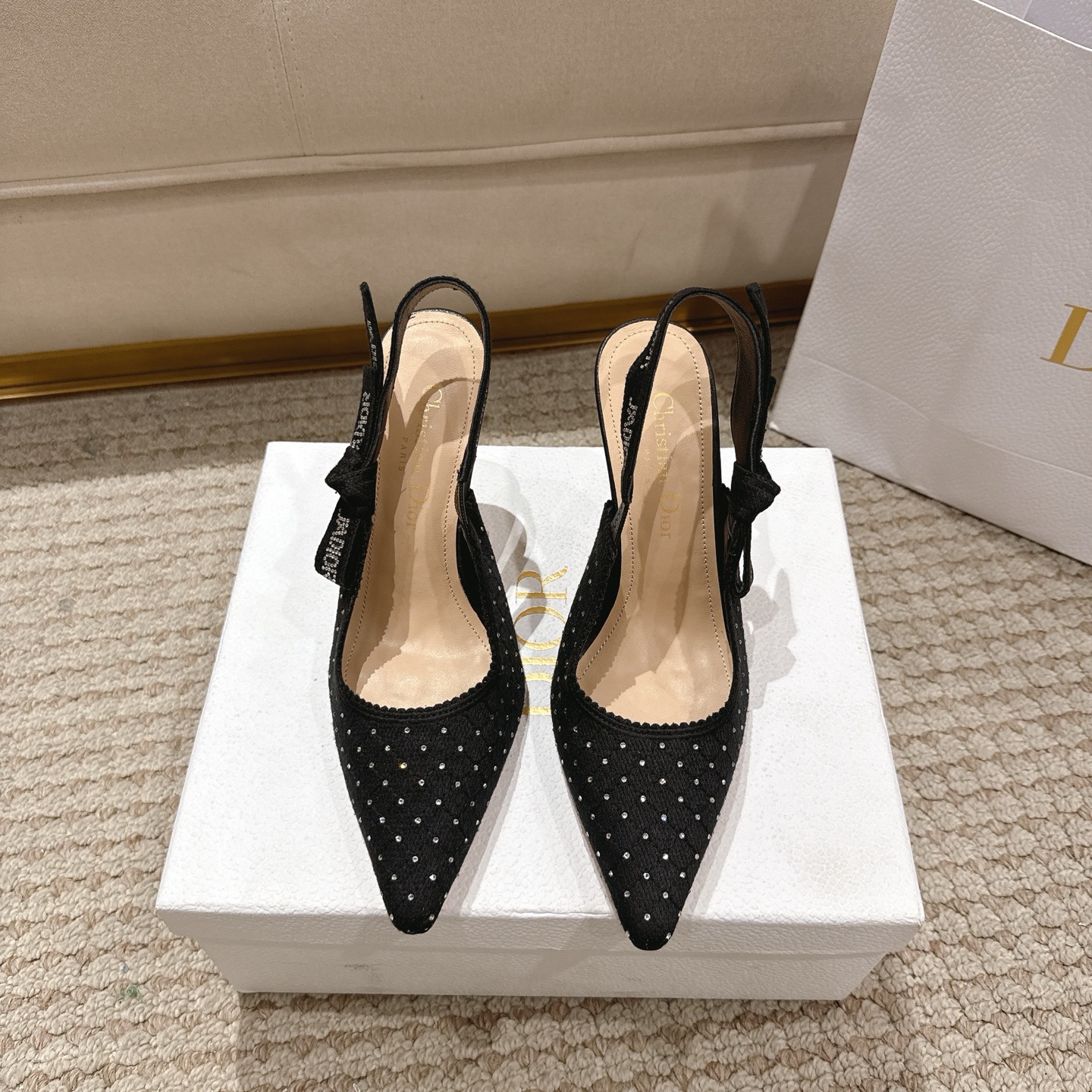 NO:492301,Purchase level!  J'Adior heels are a model of Dior's superb skills. It is passionately made in Christian Dior's Italian studio, with black fabric design and popular Microcannage pattern. Two-color J'Adior embroidered ribbon is decorated with flat bows, giving you an elegant and exquisite finishing effect. Main ingredients technical fabrics, cotton. Inner goatskin lining, outsole Italian leather outsole Heel height 9.5CM Size 34-43 (34.41.42, 43 customization, no return or replacement), sandals, dior, dior, sandals, high heels, sheepskin, Leather soles19860909代购级别！ J'Adior露跟高跟鞋是迪奥精湛技艺的典范.在Christian迪奥的意大利工作室中充满激情地制作,黑色面料设计搭配流行Microcannage图案.双色J'Adior刺绣缎带饰有平底蝴蝶结,为您带来优雅精致的收尾效果. 主要成分技术面料、棉. 内里山羊皮衬里 大底意大利真皮大底 跟高9.5CM 码数34-43（34.41.42,43定制不退不换）,凉鞋,dior,dior,sandals,high heels,sheepskin,Leather soles,Women's Shoes