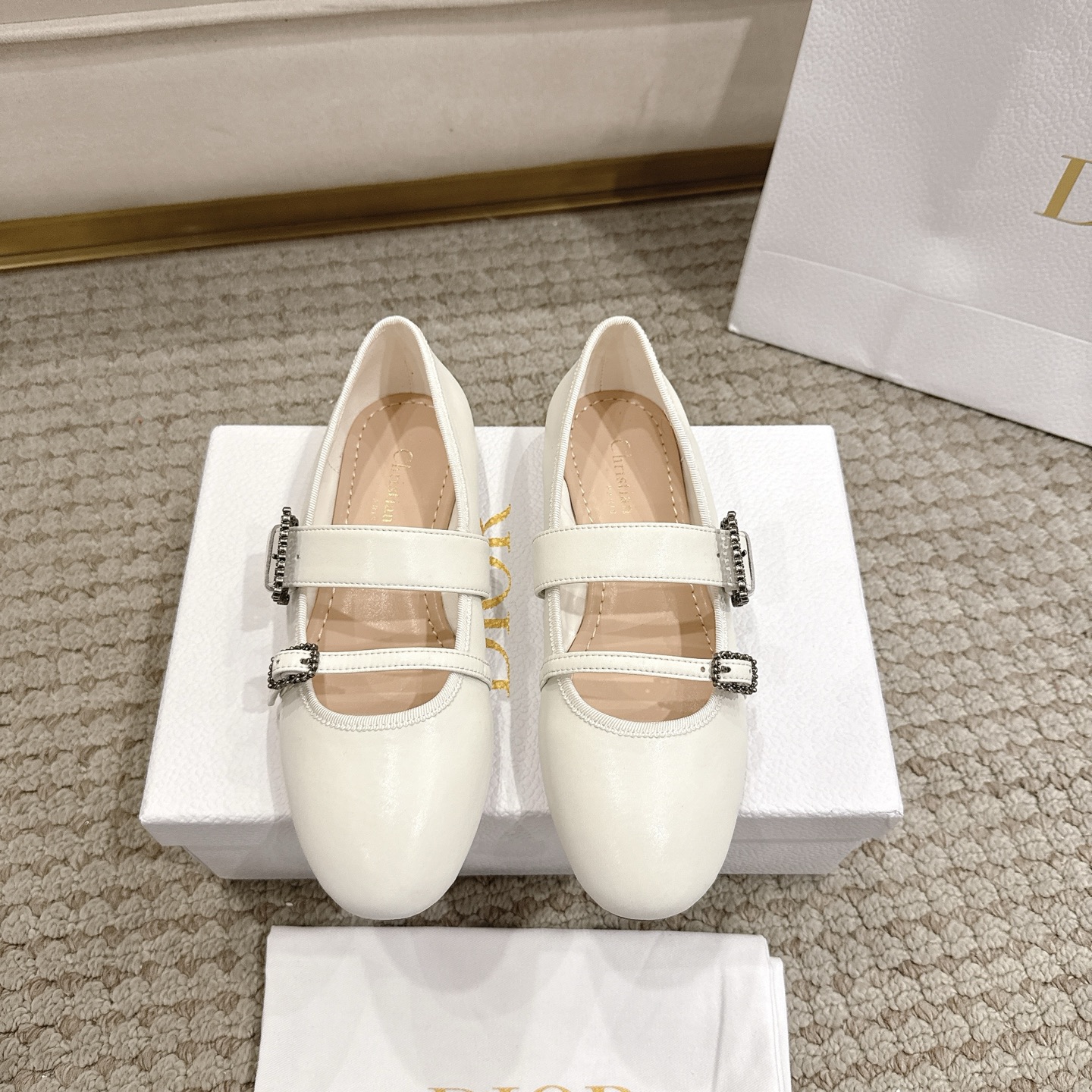 NO:706558,Purchasing agent level!  『New Color』Dior D-Romance ballet shoes are a new product in the 2025 autumn and winter ready-to-wear series. They are eye-catching and fashionable. Black sheepskin upper, with two straps decorated with silver-finished metal buckles, one of which is embellished with the Christian Dior logo. Bead embellishment, paired with a cushioned insole, can add the finishing touch to various looks this season. Main body sheepskin, cotton, technical fabrics Lining sheepskin leather outsole Italian leather outsole  Size 34-42 (34.40.41.42 customized, non-refundable and non-exchangeable), ballet shoes, dior, dior, sheepskin, Leather soles19860909代购级别！ 『 新配色 』迪奥D - Romance 芭蕾鞋是二零二五秋冬成衣系列新品,醒目时尚.黑色羊皮革鞋面,搭配两条饰以银色饰面金属扣的饰带,其中一个金属扣点缀以 Christian Dior 标志.珠饰点缀,搭配加垫内底,可为本季的各式造型增添点睛之笔. 主体羊皮革,棉,科技面料 里料羊皮革 大底意大利真皮大底 码数34-42（34.40.41.42定制不退不换）,芭蕾舞鞋,dior,dior,sheepskin,Leather soles,Women's Shoes