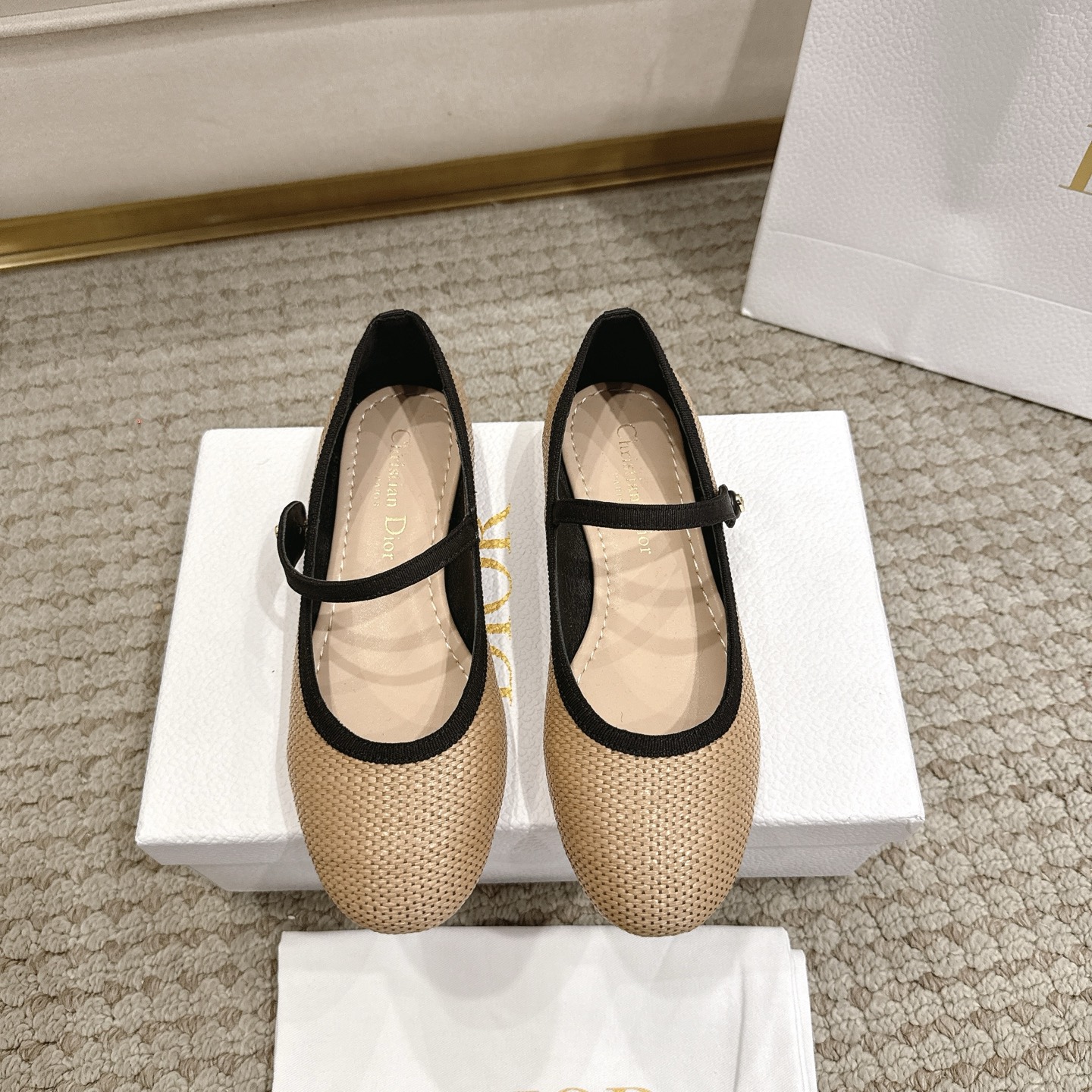 NO:706561,Purchasing agent level!  『New colorway』The Dior Lovely-D ballet flats are sophisticated and elegant. Its round toe silhouette has a natural and black Hamy raffia upper, enhanced by an elastic black textured strap and decorative buttons with gold CD signature. It can add the finishing touch to various looks this season. Main body sheepskin, cotton, technical fabrics Lining sheepskin leather Outsole Italian leather outsole  Size 34-42 (34.40.41.42 customized, non-refundable and non-exchangeable), ballet shoes, dior, flats, sheepskin, Leather soles19860909代购级别！ 『 新配色 』迪奥Lovely-D芭蕾舞平底鞋精致而优雅. 它的圆头轮廓有一个自然和黑色的Hamy拉菲鞋面,由带弹性的黑色粗纹表带和带有金色CD签名的装饰纽扣增强.可为本季的各式造型增添点睛之笔. 主体羊皮革,棉,科技面料 里料羊皮革 大底意大利真皮大底 码数34-42（34.40.41.42定制不退不换）,芭蕾舞鞋,dior,flats,sheepskin,Leather soles,Women's Shoes