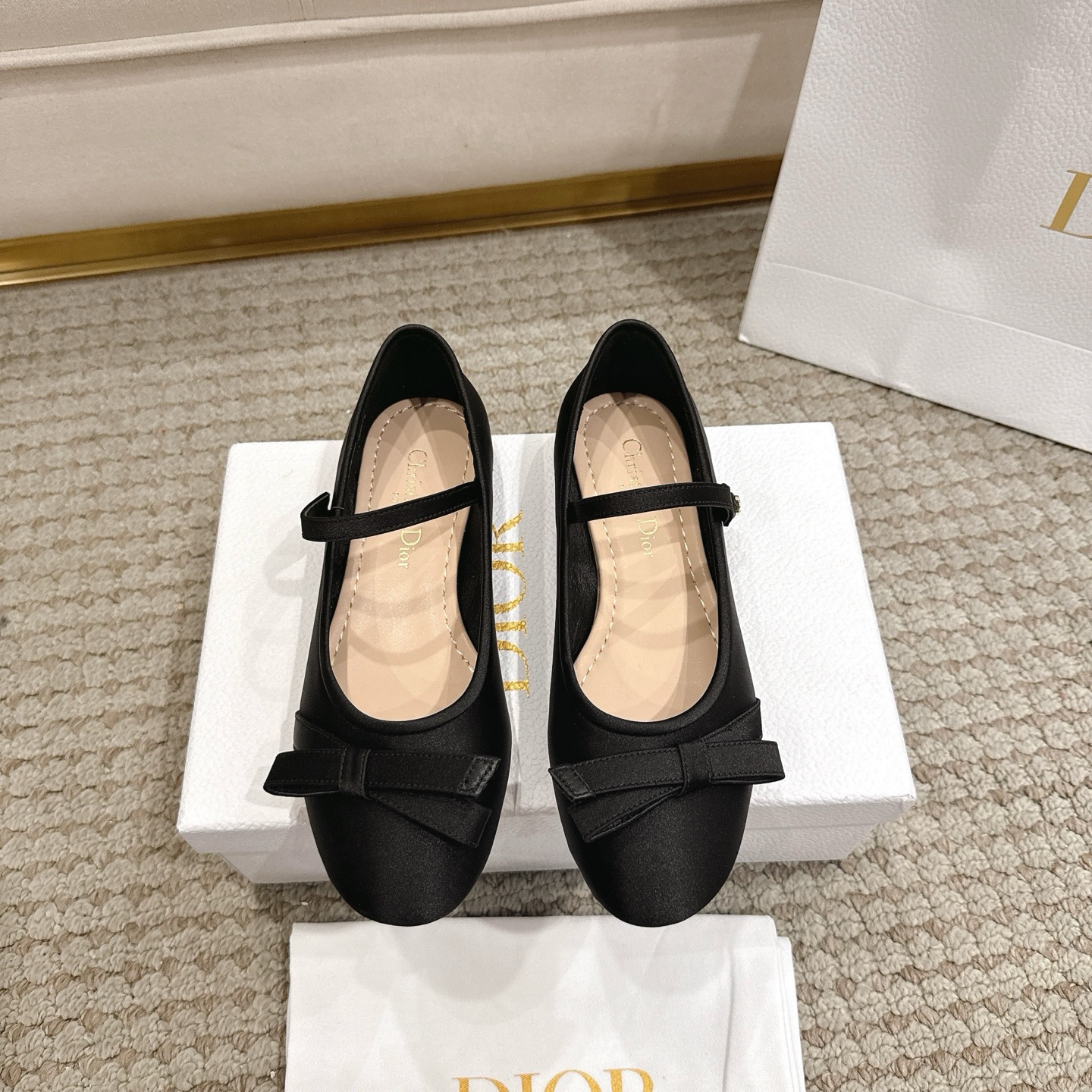 NO:706564,Purchasing agent level!  『New Color』 Dior Lovely-D ballet shoes reinterpret Roger Vivier's archival design, exquisite and elegant. Nude satin upper, with round toe design, decorated with tonal deconstructed effect bow on the front, elastic laces and decorative buttons embellished with gold-toned CD logo. Paired with cushioned leather insole, it is exquisite and comfortable, and can be matched with all kinds of elegant looks. Main technical fabric, mulberry silk, sheep leather, lining sheep leather  Outsole Italian genuine leather outsole Size 34-42 (34.40.41.42 customized, non-returnable and non-exchangeable), ballet shoes, dior, roger vivor, sheepskin, Leather soles19860909代购级别！ 『 新配色 』迪奥Lovely-D 芭蕾鞋重新演绎罗杰维威耶（Roger Vivier）的档案设计,精致高雅.裸色缎面鞋面,搭配圆形鞋头设计,正面饰以同色调解构效果蝴蝶结,弹力系带与点缀以金色调CD标志的装饰性纽扣相得益彰.搭配加垫皮革内底,精致舒适,可与各式高雅造型搭配. 主体科技面料,桑蚕丝,羊皮革 里料羊皮革 大底意大利真皮大底 码数34-42（34.40.41.42定制不退不换）,芭蕾舞鞋,dior,roger vivier,sheepskin,Leather soles,Women's Shoes