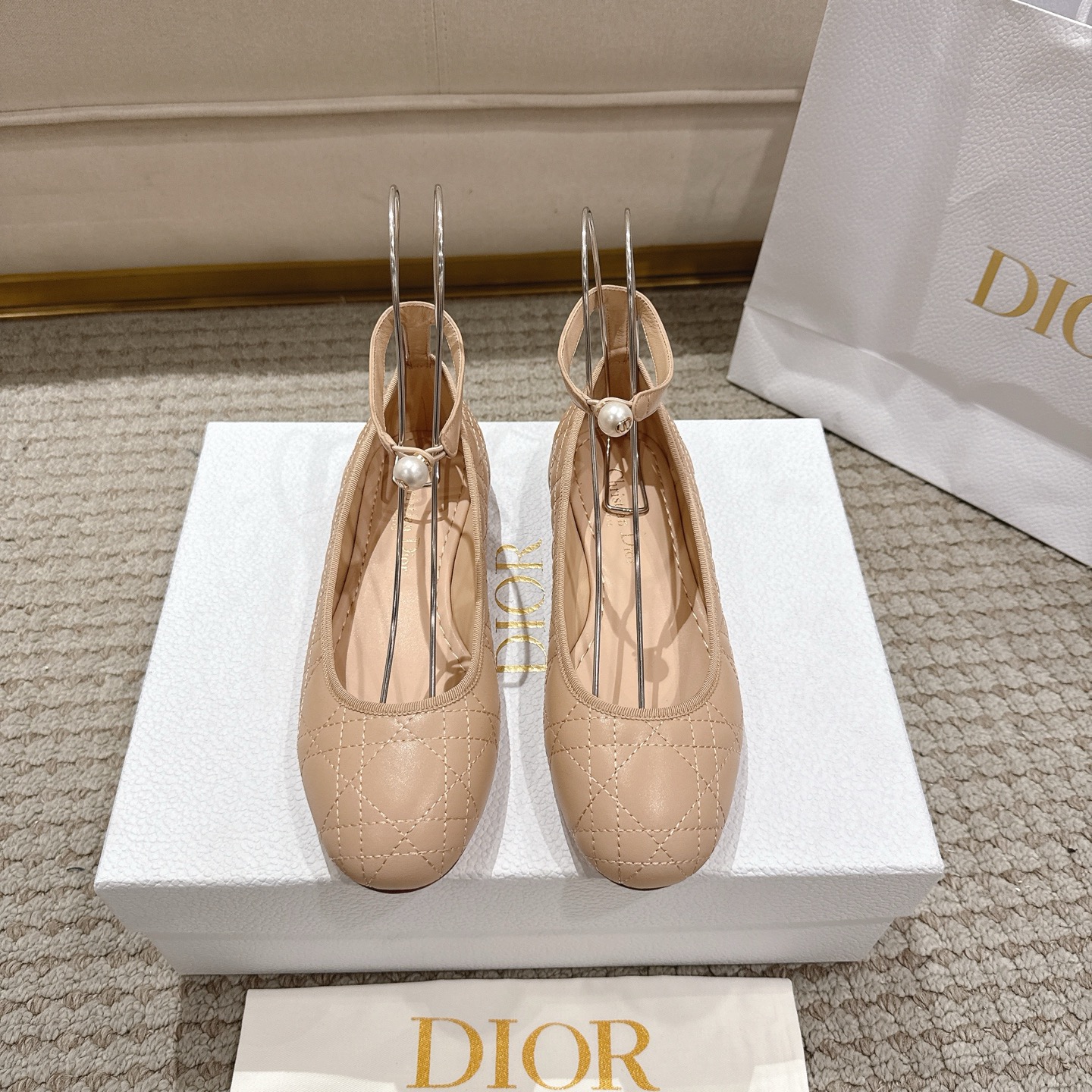 NO:706565,Purchasing agent level!  Dior ballet shoes reinterpret the classic style with Dior's high-end aesthetics. They are carefully made of classic leather and decorated with a cannage pattern. The upper is decorated with exquisite grosgrain bows and embellished with white CD resin beads inspired by the classic Dior Tribales earrings. They are unique. Mainly soft and comfortable ballet flats are equipped with padded leather insoles to create a casual look. Main body cow leather, lining sheep leather outsole Italian A-grade leather outsole  High flat heel, medium heel 3.5cm high, size 34-41 (34, 40, 41 customized, non-refundable), ballet shoes, balenciaga, dior, dior, flats, earrings, cowhide, sheepskin, Leather soles19860909代购级别！ 迪奥 Dior 芭蕾鞋以 Dior 的高订美学,重新演绎经典风格.采用经典色皮革精心制作,饰以藤格纹图案,鞋面饰以精美的罗缎蝴蝶结,点缀以灵感源自经典 Dior Tribales 耳环的白色 CD 树脂珠饰,别具一格.主打柔软舒适的芭蕾平底鞋配有带衬垫的皮革鞋垫,打造休闲的造型. 主体牛皮革 内里羊皮革 大底意大利A级真皮大底 跟高平跟、中跟高3.5cm 码数34-41（34,40,41定制不退换）,芭蕾舞鞋,balenciaga,dior,dior,flats,earrings,cowhide,sheepskin,Leather soles,Women's Shoes
