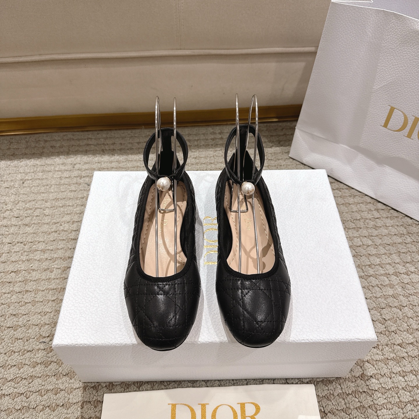 NO:706567,Purchasing agent level!  Dior ballet shoes reinterpret the classic style with Dior's haute couture aesthetic. Crafted from classic colorful leather, decorated with a cannage pattern, the upper is decorated with exquisite grosgrain bows and embellished with white CD resin beads inspired by the classic Dior Tribales earrings. They are unique. Mainly soft and comfortable ballet flats are equipped with padded leather insoles to create a casual look. Main body cow leather, lining sheep leather outsole Italian A-grade leather outsole  High flat heel, medium heel 3.5cm high, size 34-41 (34, 40, 41 customized, non-refundable), ballet shoes, balenciaga, dior, dior, flats, earrings, cowhide, sheepskin, Leather soles19860909代购级别！ 迪奥 Dior 芭蕾鞋以 Dior 的高订美学,重新演绎经典风格.采用经典彩色皮革精心制作,饰以藤格纹图案,鞋面饰以精美的罗缎蝴蝶结,点缀以灵感源自经典 Dior Tribales 耳环的白色 CD 树脂珠饰,别具一格.主打柔软舒适的芭蕾平底鞋配有带衬垫的皮革鞋垫,打造休闲的造型. 主体牛皮革 内里羊皮革 大底意大利A级真皮大底 跟高平跟、中跟高3.5cm 码数34-41（34,40,41定制不退换）,芭蕾舞鞋,balenciaga,dior,dior,flats,earrings,cowhide,sheepskin,Leather soles,Women's Shoes