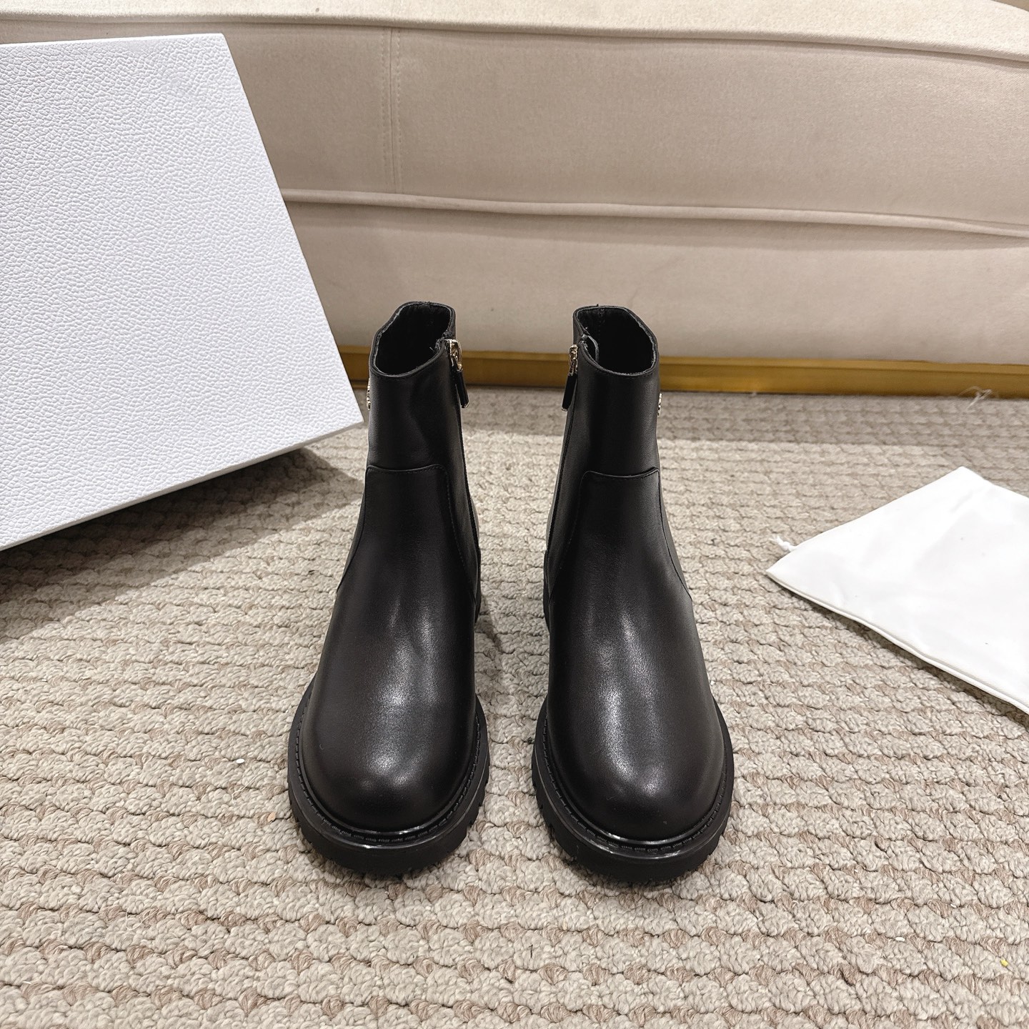 NO:652381,Purchasing agent level!  Dior D-Town ankle boots are a style with a timeless look. Black brushed cowhide upper decorated with golden metal Christian Dior Paris signature. Side zipper closure, rubber sole with star notch. Main ingredients cowhide leather lining, original molded TPU outsole. Size 35-41 (35.41 customized non-refundable), boots, dior, dior, boots, cowhide19860909代购级别！ 迪奥 D-Town踝靴是一款具有永恒外观的款式.黑色拉丝牛皮鞋面饰有金色金属Christian Dior Paris签名.侧拉链开合,带星形缺口的橡胶鞋底. 主要成分牛皮·牛皮衬里,原版开模TPU大底. 码数35-41（35.41定制不退不换）,靴子,dior,dior,boots,cowhide,Women's Shoes