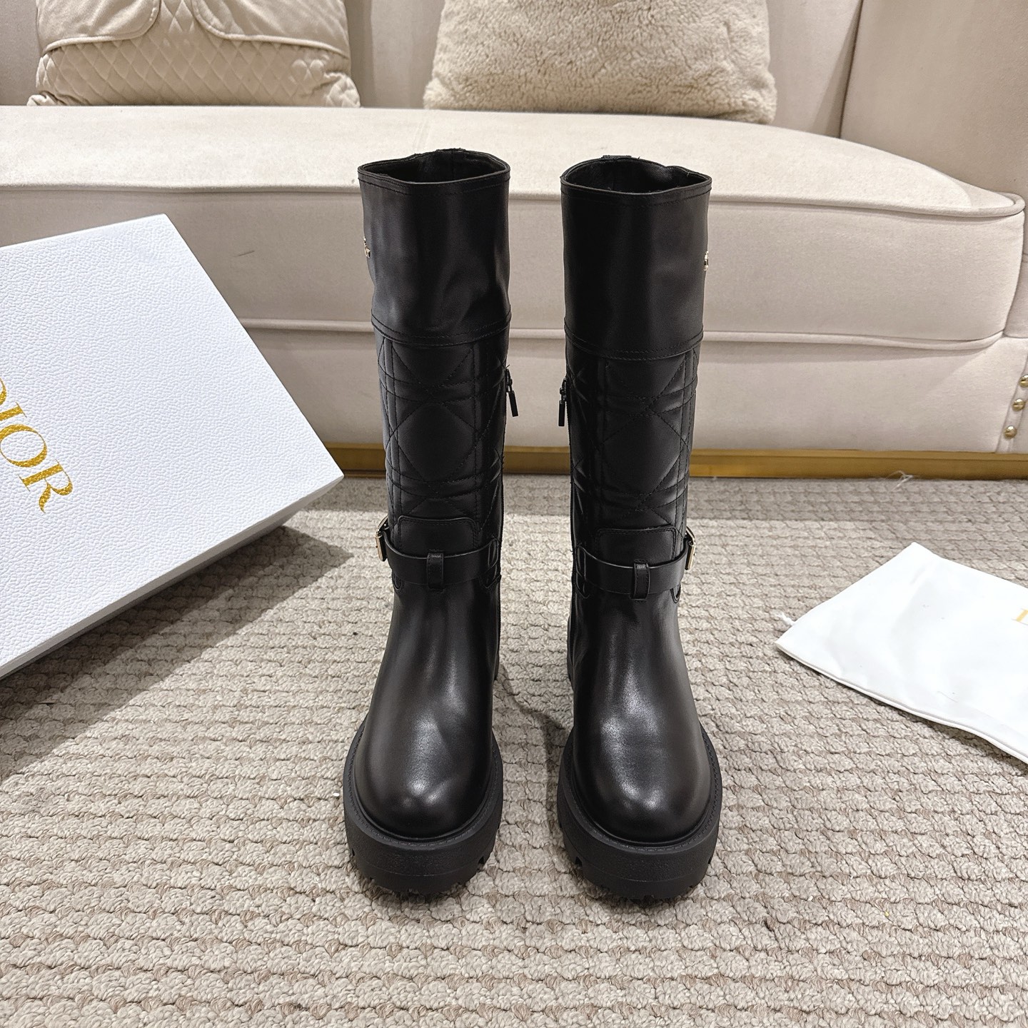 NO:652387,Purchasing agent level!  The D-Town boot showcases a bold, modern appeal. Made of black calfskin and nylon, the upper features Cannage stitching, a gold metallic Christian Dior Paris signature on the sides, and an adjustable buckle strap that accentuates the ankle. Thick yet ultra-lightweight notched sole will provide a modern touch to any look. Main ingredients Cowhide and craft fabrics · Cowhide and craft fabric lining, original open-molded EVA sole.  Size 35-41 (35.41 customization is non-refundable and non-exchangeable), boots, dior, boots, cowhide19860909代购级别！ D-Town靴子展现了大胆、现代的吸引力.鞋面采用黑色小牛皮和尼龙材质,配有Cannage缝线,侧面饰有金色金属Christian Dior Paris签名,并配有可调节的带扣带,突出了脚踝.厚而超轻的缺口鞋底将提供一个现代的触摸任何外观. 主要成分牛皮和工艺面料·牛皮和工艺面料衬里,原版开模 EVA鞋底. 码数35-41（35.41定制不退不换）,靴子,dior,boots,cowhide,Women's Shoes