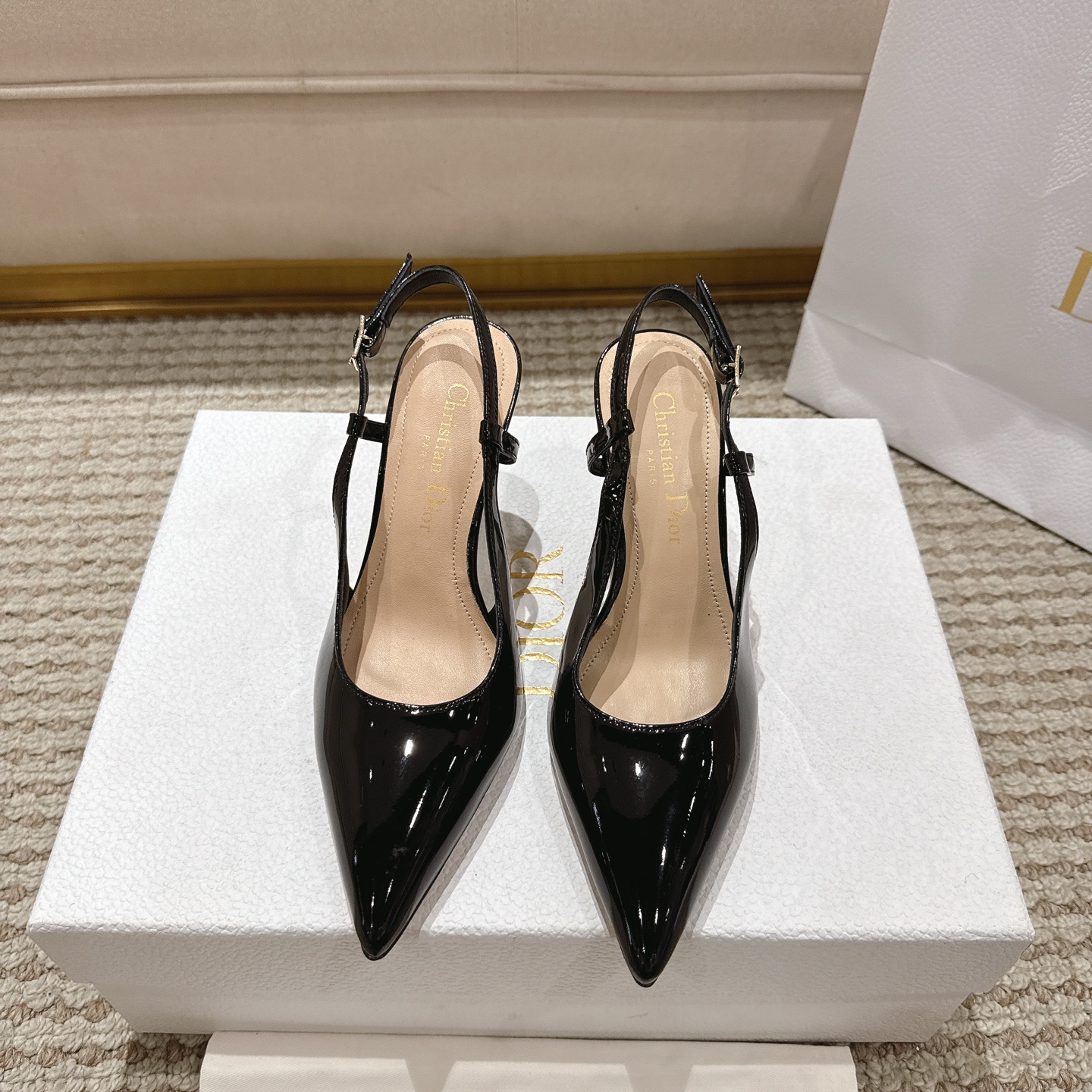 NO:652366,Purchasing agent level!  The Dior Tribales slingback pumps showcase haute couture appeal. The top-grain patent leather upper is set on an 8cm comma heel and is embellished with silver diamond-encrusted pearls signed by the CD and white resin pearls, inspired by the earrings of the same name. This sophisticated pump has a pointed toe that can be easily paired with any evening wear. Main ingredients First-grain patent leather, goatskin lining. Outsole Italian genuine leather outsole  Size 35-43 (35.41.42.43 customized, non-refundable and non-exchangeable), high heels, balenciaga, dior, high heels, earrings, sheepskin, Leather soles19860909代购级别！ 迪奥Tribales露跟高跟鞋展现了高级定制的吸引力.头层漆皮鞋面采用8厘米逗号鞋跟,饰有银色镶有CD签名的镶钻珍珠和白色树脂珍珠,灵感来自同名耳环.这款精致的泵有一个尖头,可以轻松地与任何晚装搭配. 主要成分头层漆皮,山羊皮衬里. 大底意大利真皮大底 码数35-43（35.41.42.43定制不退不换）,高跟鞋,balenciaga,dior,high heels,earrings,sheepskin,Leather soles,Women's Shoes