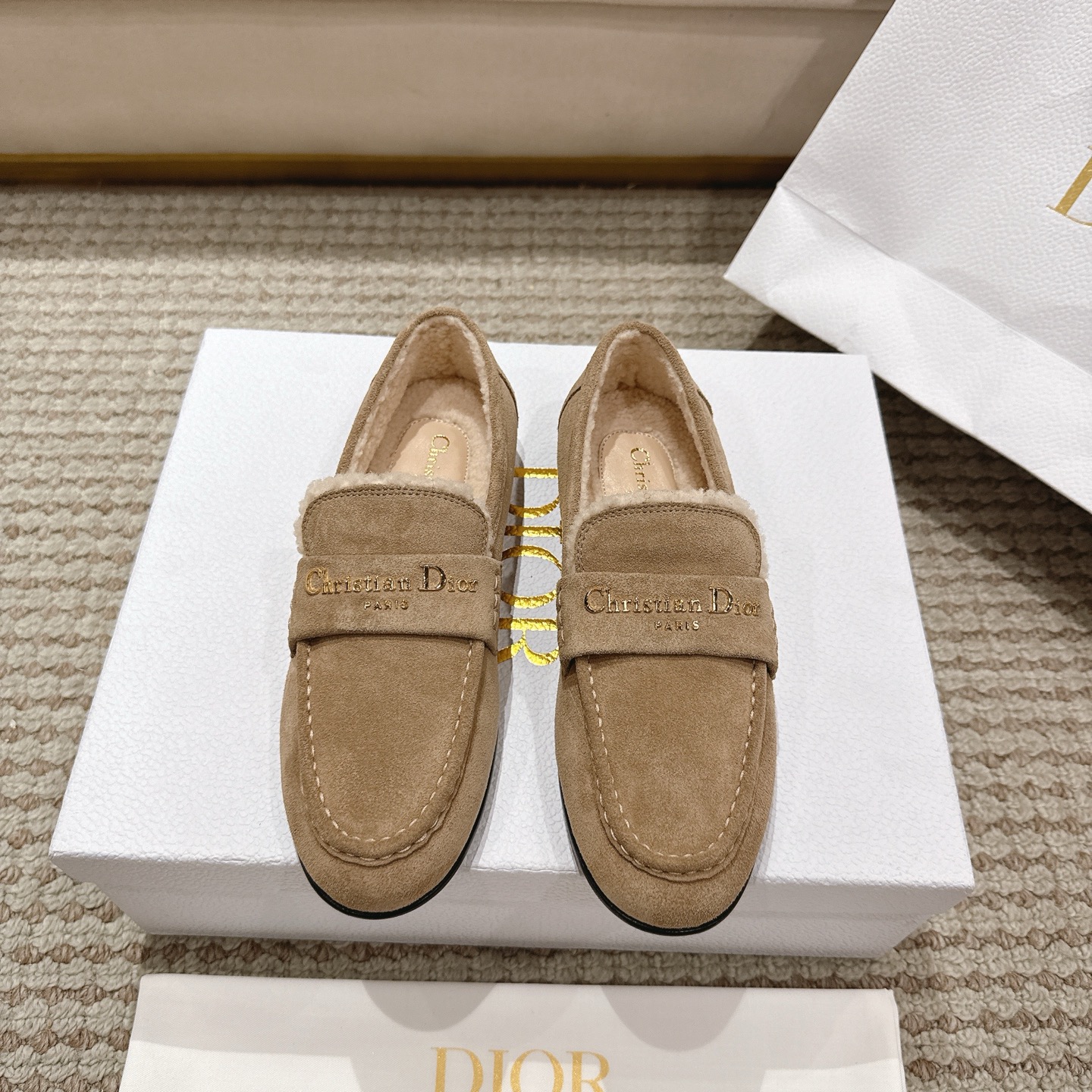 NO:706568,Purchasing agent level!  Dior Boy loafers are a new product in the 2025 autumn series, reinterpreting classic designs in an elegant style. They are made of soft suede leather with white lambskin wool-effect lining to highlight the almond-shaped toe. The upper is decorated with a gold-finished metal Christian Dior Paris logo to enhance the style. It can be matched with various styles this season to make the elegant look more refined. The upper material is suede cow leather, technical fabrics and virgin wool lining. Outsole Italian leather outsole  Size 35-41 (35.41 customized, non-refundable and non-exchangeable), loafers, dior, dior, loafers, cowhide, sheepskin, Leather soles19860909代购级别！ 迪奥 Dior Boy 乐福鞋是二零二五秋季系列新品,以高雅风格重新演绎经典设计.采用柔软绒面皮革搭配白色小羊皮羊毛效果衬里更凸显杏仁形鞋头,鞋面饰以金色饰面金属Christian Dior Paris 标志提升格调.可与本季的各式造型搭配,令优雅的造型更加精致. 帮面材质绒面牛皮革,技术面料和初剪羊毛衬里. 大底意大利真皮大底 码数35-41（35.41定制不退不换）,乐福鞋,dior,dior,loafers,cowhide,sheepskin,Leather soles,Women's Shoes
