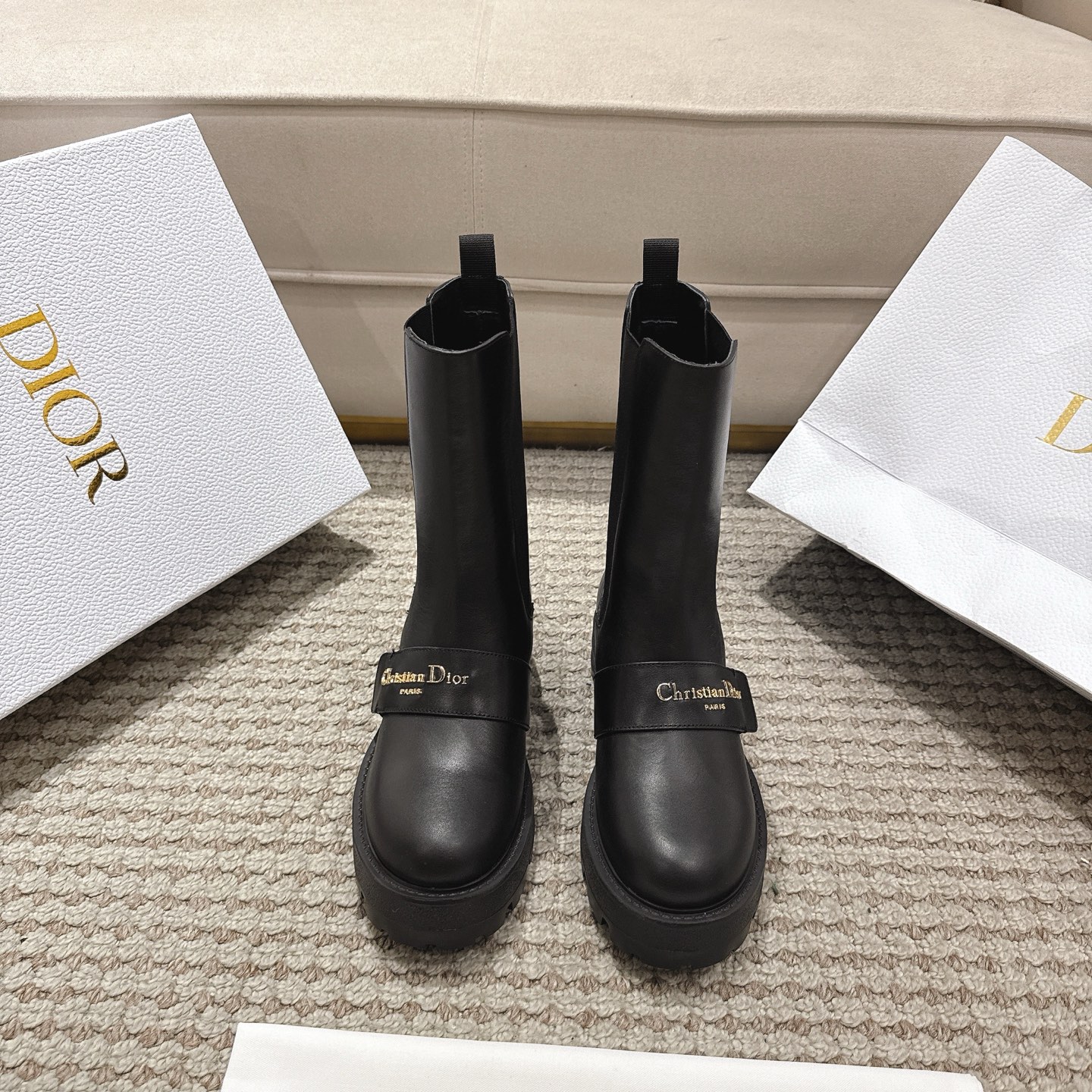 NO:652359,Purchasing agent level!  New for winter 2025, the Dior D-Quest ankle boots offer a new version of the classic motorcycle boot with the House haute couture code. It is made of black calfskin with elastic bands on the sides and a decorative band signed by Christian Dior Paris in gold metal on the front. A thick and ultra-light notched sole completes the leisurely and elegant style. Main components calfskin and technical fabrics, calfskin and technical fabric lining Outsole Original developed EVA sole  Size 35-41 (35.41 customization is non-refundable and non-exchangeable), boots, dior, dior, boots, cowhide19860909代购级别！ 迪奥D-Quest踝靴是2025年冬季的新品,它为经典机车靴提供了带有House高级时装代码的新版本.它由黑色小牛皮制成,两侧有松紧带,正面饰有金色金属Christian Dior Paris签名的装饰带.厚而超轻的缺口鞋底完成了悠闲优雅的风格. 主要成分小牛皮和技术面料,小牛皮和技术面料衬里 大底原版开发EVA底 码数35-41（35.41定制不退不换）,靴子,dior,dior,boots,cowhide,Women's Shoes