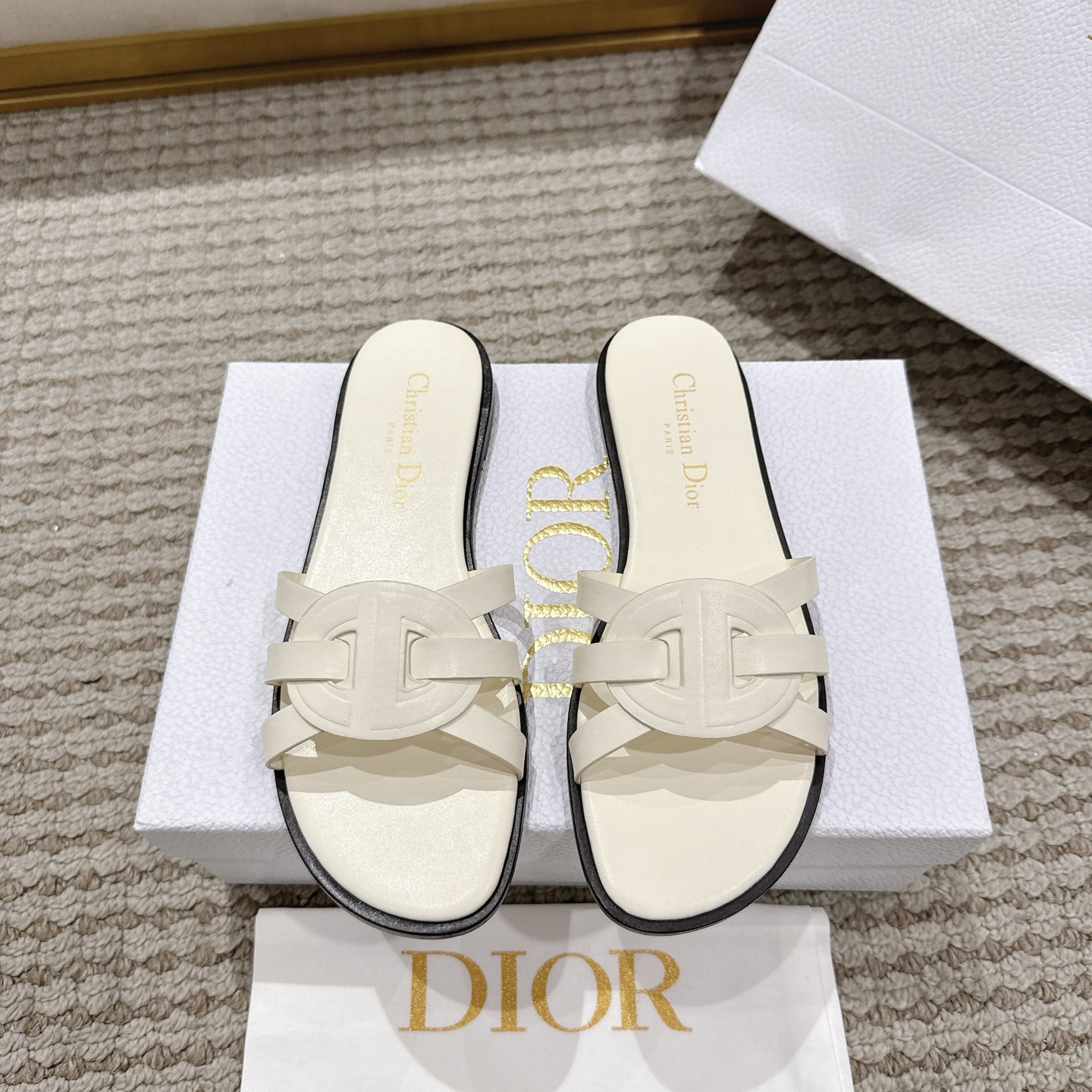 NO:706566,Purchasing agent level!  DIOR CHRONO Dior 25ss high version new sandals. Simple and super versatile. Perfect and luxurious on the feet, they can be matched with any spring and summer clothes. The feet feel even more comfortable!  The material is a perfect replica of the original version. The original air-pressured logo cowhide upper. The cowhide lining. The original flat-heeled leather outsole!  Upper: calfskin, lambskin lining, size 35-43 (34, 40, 41, 42, 43 customized, non-returnable), slippers, dior, dior, sandals, slippers, cowhide, sheepskin, Leather soles19860909代购级别！ DIOR CHRONO迪奥 25ss高版本新款凉鞋. 简约超级百搭. 上脚完美奢华可任意搭配春夏服饰. 脚感更是舒适！材质原版完美复刻.原版空压Logo牛皮鞋面.牛皮内里.原版平跟真皮大底！ 鞋面: 小牛皮,小羊皮衬里 码数35-43（34,40,41,42,43定制不退换）,拖鞋,dior,dior,sandals,slippers,cowhide,sheepskin,Leather soles,Women's Shoes