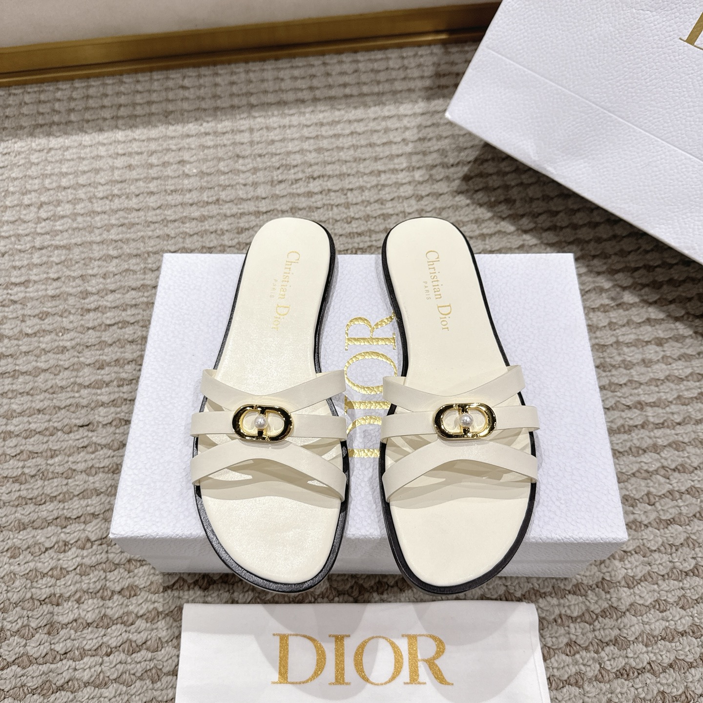 NO:670304,Purchasing agent level!  DIOR Cruise 2026's new model is simple and super versatile. It is perfect and luxurious on the feet and can be paired with any spring and summer clothes. It feels even more comfortable on the feet!  The upper is made of white calfskin strap with a gold metal CD logo with white resin pearl in the middle. Upper: calfskin, lambskin lining, code number 35-43 (34, 40, 41, 42, 43 customized, non-returnable), slippers, dior, slippers, cowhide, sheepskin19860909代购级别！ DIOR Cruise 2026的新款,简约超级百搭. 上脚完美奢华可任意搭配春夏服饰. 脚感更是舒适！鞋面采用白色小牛皮表带,中间带有白色树脂珍珠的金色金属CD标识. 鞋面: 小牛皮,小羊皮衬里 码数35-43（34,40,41,42,43定制不退换）,拖鞋,dior,slippers,cowhide,sheepskin,Women's Shoes