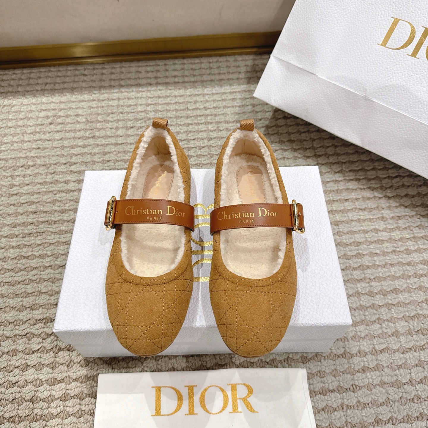 NO:670302,Purchasing agent level!  DiorAlps Part of Dior, the Dior Frost ballet flat is as elegant as it is comfortable. Featuring a camel Cannage patterned suede calfskin upper, with a white sheath effect lining for optimal comfort. The silhouette includes an adjustable camel calfskin strap and a gold Christian Dior Paris signature buckle, while a notched rubber sole completes the shoe. It can be worn with other DiorAlps creations. Upper: Suede calfskin, wool lining Outsole Original open-molded rubber sole  Size 35-41 (35, 40, 41 customization is not returnable), ballet shoes, dior, dior, loro piana, flats, cowhide19860909代购级别！ DiorAlps作为迪奥的一部分,Dior Frost芭蕾舞平底鞋既优雅又舒适.采用驼色Cannage图案绒面革小牛皮鞋面,白色护套效果衬里,提供最佳舒适感.轮廓包括可调节的驼色小牛皮表带和金色的Christian Dior Paris签名扣,而缺口橡胶鞋底则使鞋子更加完美.它可以与其他DiorAlps的作品搭配使用. 鞋面: 绒面小牛皮,羊毛衬里 大底原版开模橡胶底 码数35-41（35,40,41定制不退换）,芭蕾舞鞋,dior,dior,loro piana,flats,cowhide,Women's Shoes