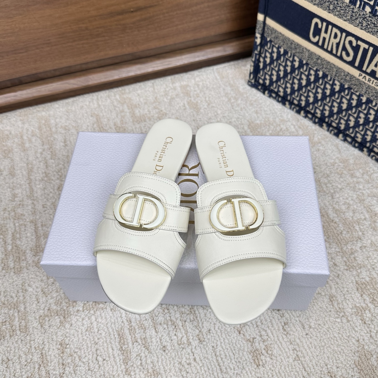 NO:670289,Purchasing agent level!  Classic Dior metal CD letter hollow flat sandals, the top version on the market. Materials: imported calfskin upper + water-dyed sheepskin lining + Italian leather outsole + original molded pure copper hardware buckle. The effect on the feet is particularly beautiful!  Reproduction of the original version!  Upper: imported calfskin upper + water-dyed sheepskin lining, Italian grade A leather outsole!  Heel height 1.5cm, 3.5cm cylindrical heel, 4.5cm square heel, size 34-43 (34, 40, 41, 42, 43 customized, non-refundable), slippers, dior, sandals, slippers, cowhide, sheepskin, Leather soles19860909代购级别！ 经典迪奥金属CD字母镂空平底凉鞋,市面顶级版本材质:鞋面进口进口小牛皮+水染羊皮内里+意大利真皮大底+原版开模纯铜五金扣 上脚效果特别美！原版复刻制作！ 鞋面: 鞋面进口进口小牛皮+水染羊皮内里 意大利A级真皮大底！ 跟高1.5cm,3.5cm圆柱跟,4.5cm方跟 码数34-43（34,40,41,42,43定制不退换）,拖鞋,dior,sandals,slippers,cowhide,sheepskin,Leather soles,Women's Shoes