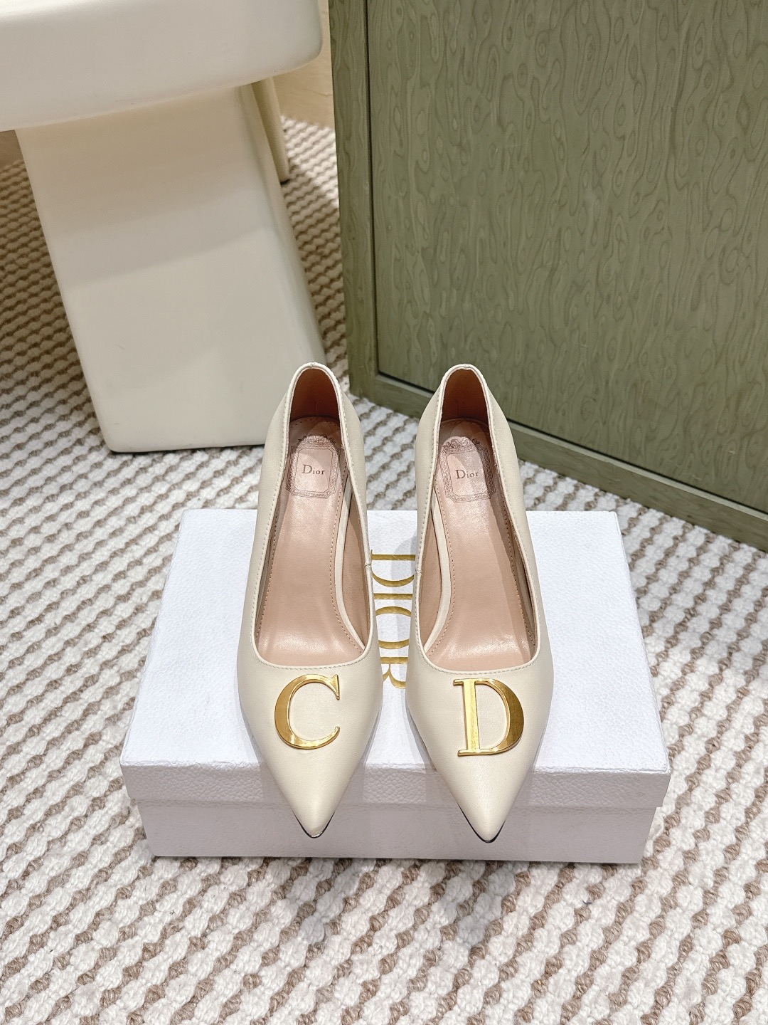 NO:670285,Purchasing agent level!  Dior2026 Paris Fashion Week spring and summer fashion show new products, with CD metal logo details, and replicas of the Louis high-heeled pointed toe shoes designed by Mr. Roger Vivier for Dior. They can be used with other DiorAlps works. Upper: calfskin, suede, sheepskin lining. Outsole Italian leather outsole. Heel height 8cm, 4cm  Size 35-43 (35.41, 42, 43 customized, non-returnable and non-exchangeable), high heels, dior, louis vuitton, loro piana, roger vivor, high heels, cowhide, sheepskin, chamois leather, Leather soles19860909代购级别！ Dior2026巴黎时装周春夏时装秀新品,有CD字样的金属标志细节,有复刻Roger Vivier老先生为Dior设计的Louis高跟尖头鞋款,它可以与其他DiorAlps的作品搭配使用. 鞋面: 小牛皮、麂皮,羊皮衬里 大底意大利真皮大底 跟高8cm,4cm 码数35-43（35.41,42,43定制不退不换）,高跟鞋单鞋,dior,louis vuitton,loro piana,roger vivier,high heels,cowhide,sheepskin,chamois leather,Leather soles,Women's Shoes