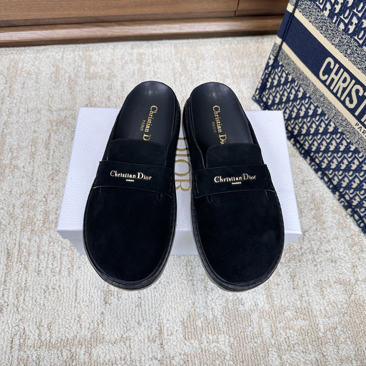 NO:670293,Purchasing agent level!  Dior Boy mules are a new product in the 2026 early spring ready-to-wear series. They cleverly combine the casual silhouette of clogs with the classic logo of Dior's haute couture style. They are carefully made of rope beige suede cow leather, with a round toe, and the upper is embellished with a golden ChristianDior Paris logo to enhance the style. Thick tonal notched sole design, fashionable and comfortable. Upper: calfskin, sheepskin lining, outsole originally developed EVA outsole  Size 35-41 (35.41 customization is non-refundable and non-exchangeable), half drag, dior, cowhide, sheepskin19860909代购级别！ Dior Boy 穆勒鞋是二零二六早春成衣系列新品,将木底鞋的休闲廓形与 Dior 的高订风格经典标识巧妙结合.采用绳米色绒面牛皮革精心制作,搭配圆形鞋头,鞋面点缀以金色调 ChristianDior Paris 标志提升格调.厚实的同色调凹口鞋底设计,时尚舒适. 鞋面: 小牛皮,羊皮衬里 大底原版开发EVA大底 码数35-41（35.41定制不退不换）,半拖,dior,cowhide,sheepskin,Women's Shoes