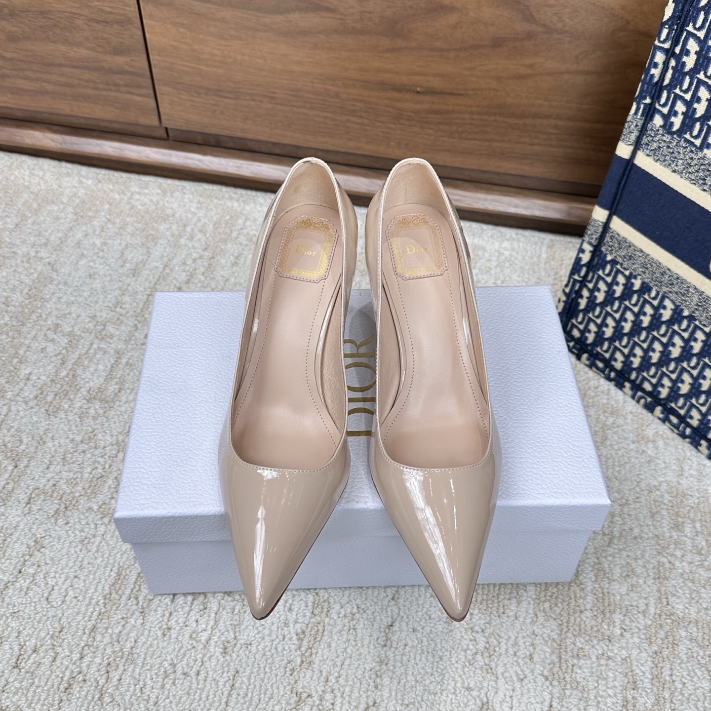 NO:748105,Purchasing agent level!  Dior Tribales high-heeled shoes are classic fashion items that highlight the charm of haute couture. The uppers are carefully made of top-layer patent leather, and are more refined when paired with an 8cm heel. The pointed toe design is exquisite and elegant, and can be easily matched with all kinds of evening wear. The main body is top-layer patent leather, the lining is sheepskin, the outsole is Italian leather, the size is 35-43 (35.41.42.43 customization is non-returnable and non-exchangeable), high-heeled shoes, balenciaga, dior, high  heels,sheepskin,leather soles19860909代购级别！ 迪奥Tribales 高跟鞋经典时尚单品,彰显高订魅力.鞋面采用头层漆皮皮革精心制作,搭配8厘米跟更显精致.尖头设计精致高雅,可轻松搭配各式晚装. 主体头层漆皮 里料羊皮革 大底意大利真皮大底 码数35-43（35.41.42.43定制不退不换）,高跟鞋单鞋,balenciaga,dior,high heels,sheepskin,Leather soles,Women's Shoes