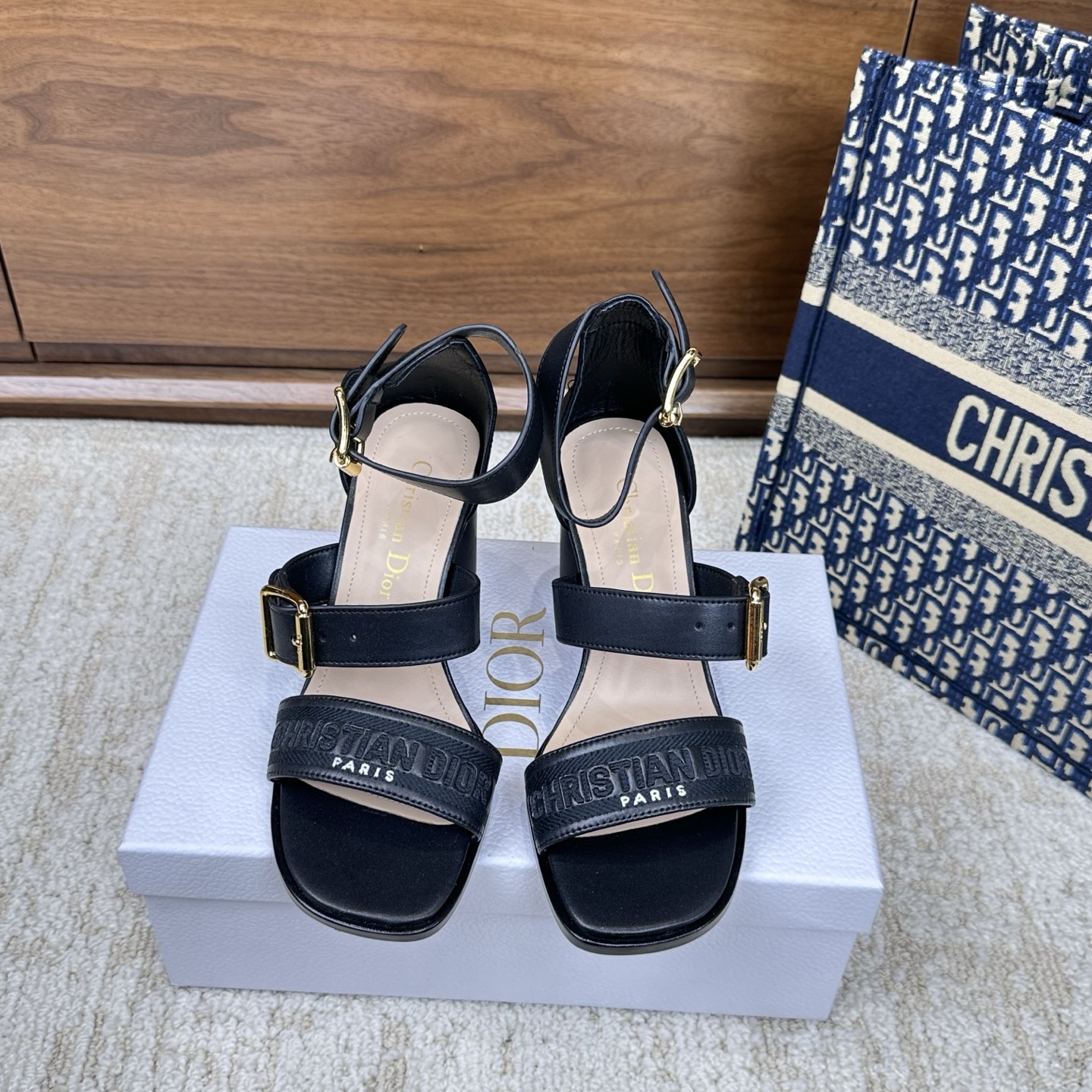 NO:748102,Purchasing agent level!  New from Dior Cruise, the Dway pump revisits the House's iconic creation with a modern and elegant silhouette. The black calfskin design is distinguished by a set of adjustable buckles, while the upper is embroidered with the Christian Dior Paris signature. The sandal features a soft square toe and an 8cm cylindrical heel that highlight the silhouette and will add a modern touch to any outfit. Main ingredients calfskin, original electric embroidery, lambskin lining Outsole Italian leather outsole Heel height 8CM  Size 34-43 (34.41.42, 43 customized, non-refundable and non-exchangeable), sandals, dior, sandals, high heels, cowhide, sheepskin, Leather soles19860909代购级别！ 迪奥Cruise新品,Dway高跟鞋通过现代优雅的轮廓重新审视了House的标志性创作.黑色小牛皮设计以一组可调节扣带而闻名,而鞋面则绣有Christian迪奥 Paris签名.这款凉鞋采用柔和的方形脚趾和8厘米的圆柱形鞋跟突出了轮廓,将为任何服装增添现代感. 主要成分小牛皮、原版电绣,小羊皮衬里 大底意大利真皮大底 跟高8CM 码数34-43（34.41.42,43定制不退不换）,凉鞋,dior,sandals,high heels,cowhide,sheepskin,Leather soles,Women's Shoes