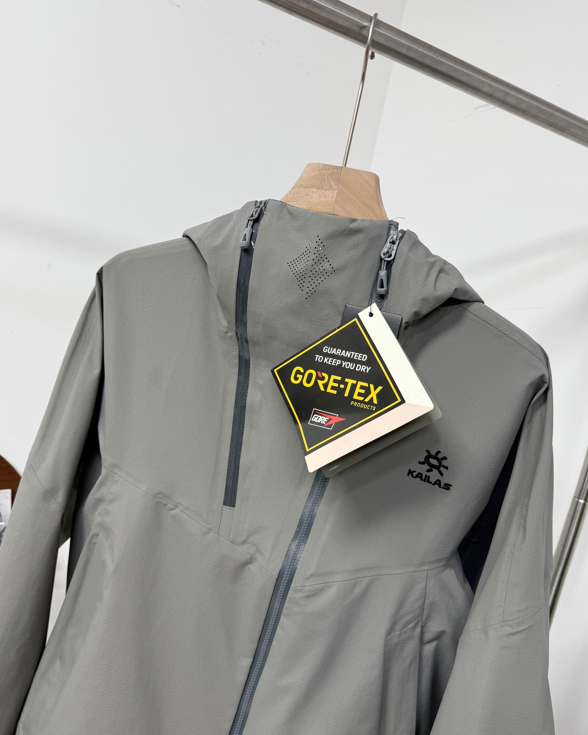 KAILAS Chaqueta Impermeable con Capucha para Hombre, Color Gris Piedra 4 a1744304114072 2150