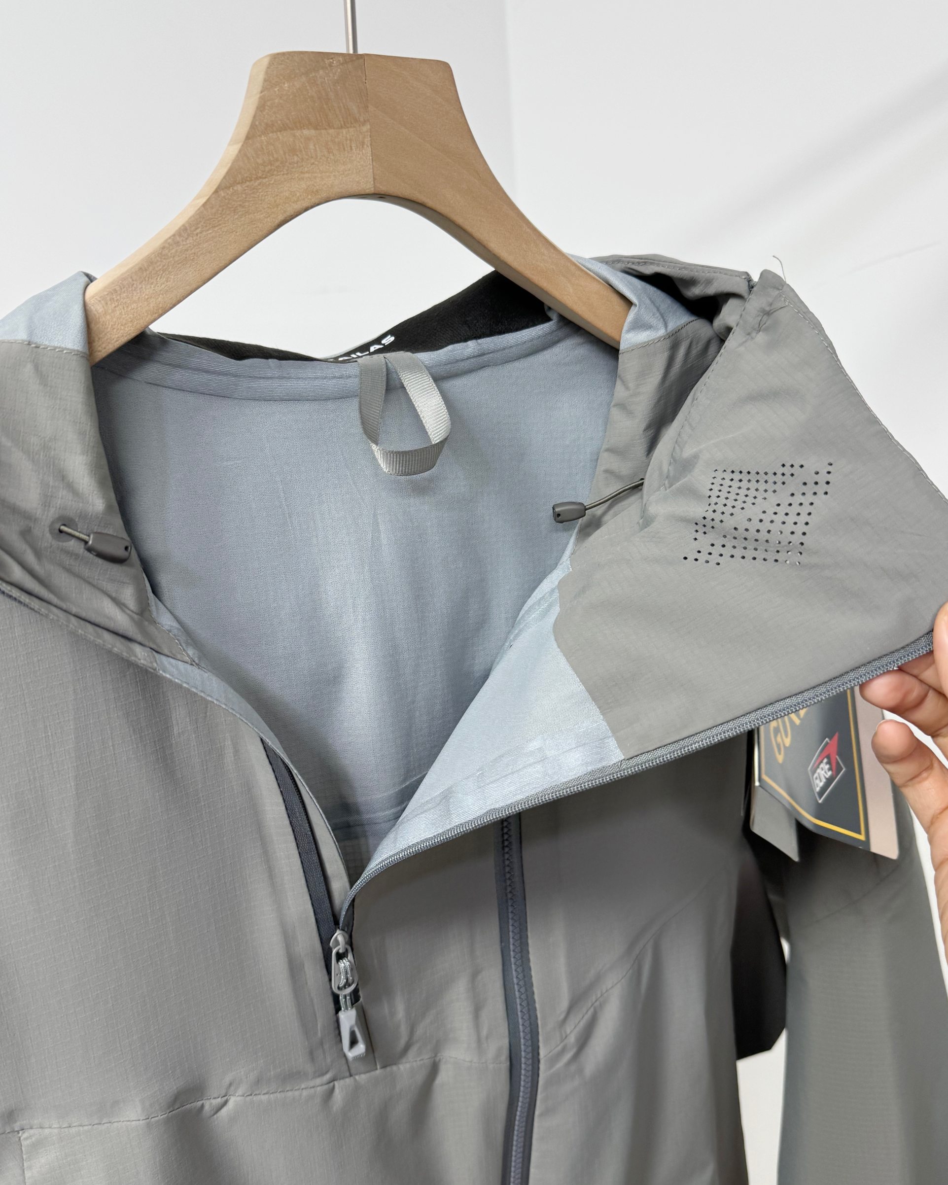KAILAS Chaqueta Impermeable con Capucha para Hombre, Color Gris Piedra 7 a1744304135683 5357