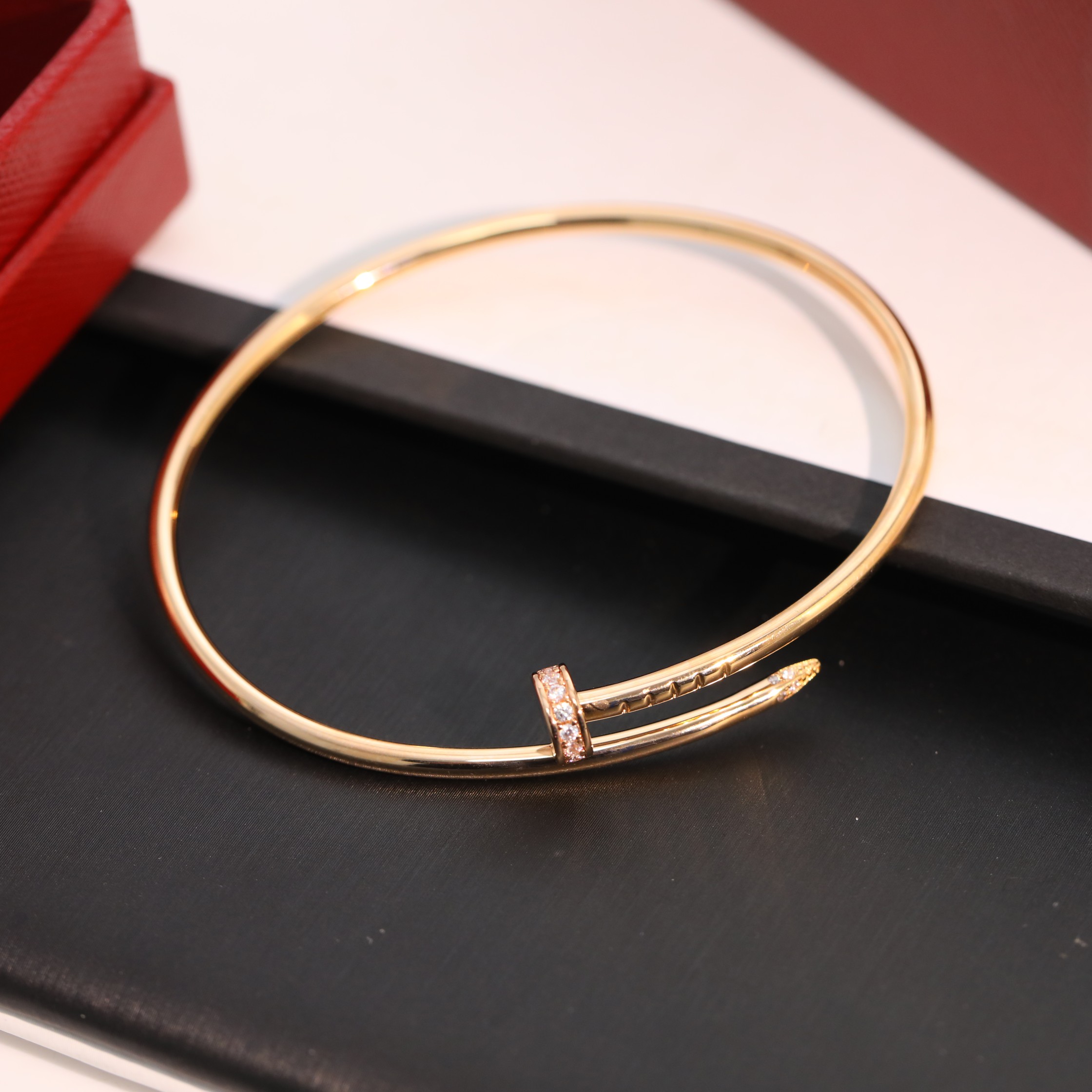 NO:555636,Cartier nail head and tail elastic thin version bracelet with diamonds. The head and tail are inlaid with bright diamonds, which not only retains the tough outline of the nails, but also adds a touch of luxurious light 18#, jewelry boutique, cartier, bracelet19860909卡地亚钉子头尾带钻弹力细版手镯 头尾镶嵌璀璨钻石,既保留了钉子的硬朗轮廓,又增添一抹奢华光芒18#,饰品精品,cartier,bracelet,Jewelry