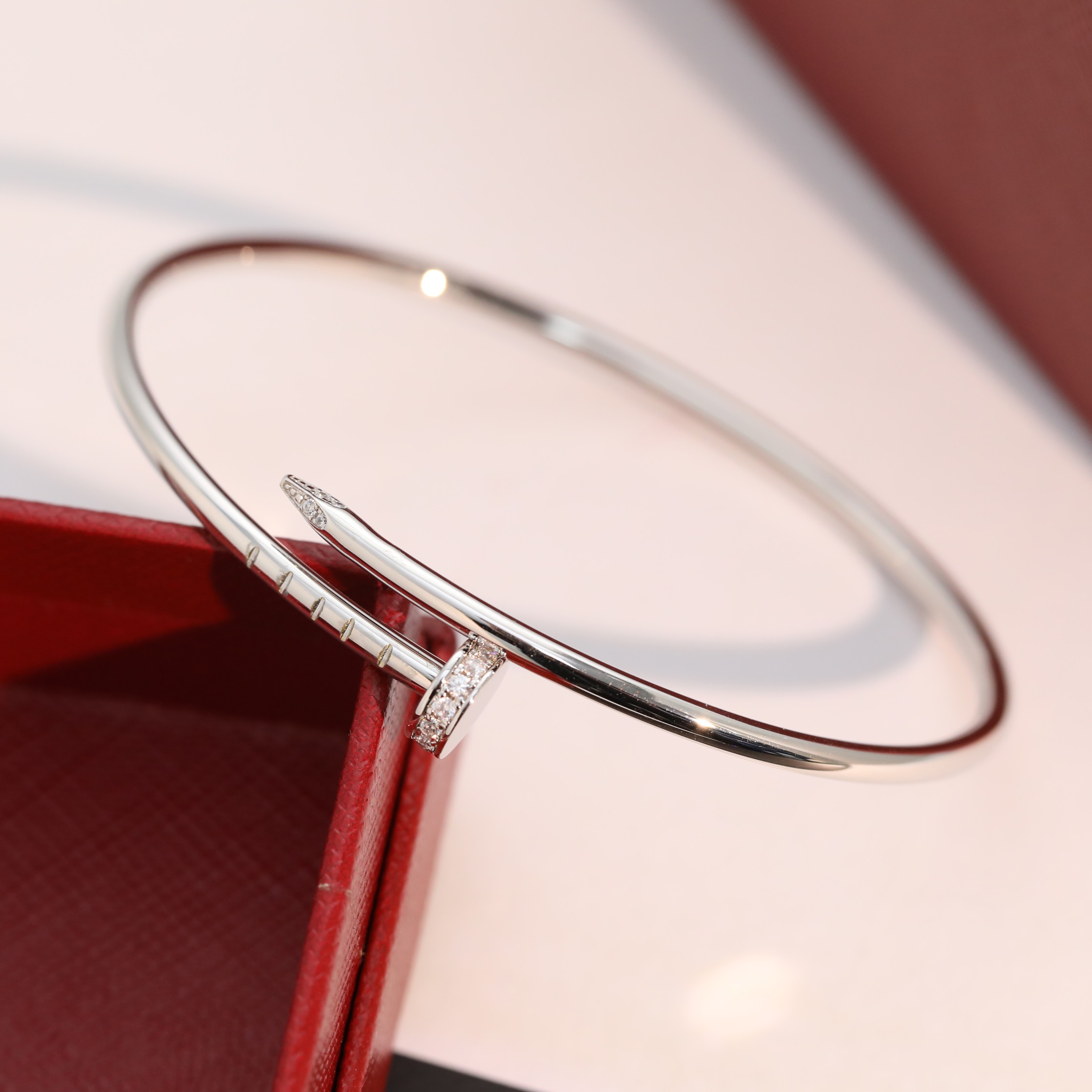 NO:555641,Cartier nail head and tail elastic thin version bracelet with diamonds. The head and tail are inlaid with bright diamonds, which not only retains the tough outline of the nails, but also adds a touch of luxurious light 17#, jewelry boutique, cartier, bracelet19860909卡地亚钉子头尾带钻弹力细版手镯 头尾镶嵌璀璨钻石,既保留了钉子的硬朗轮廓,又增添一抹奢华光芒17#,饰品精品,cartier,bracelet,Jewelry