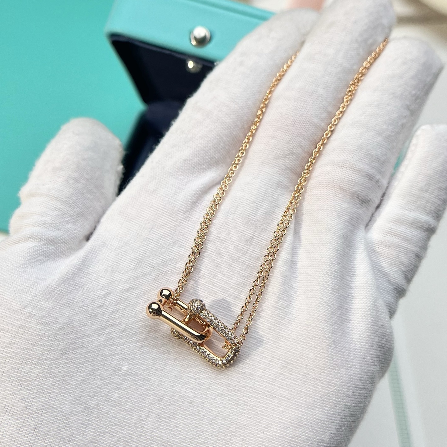 批发价💰200
t家双链环带钻项链
Tiffany蒂芙尼双环带钻马蹄扣项链，可盐可甜，光泽感强，是那种简单又能加分的项链没错了！日常通勤百搭 。
