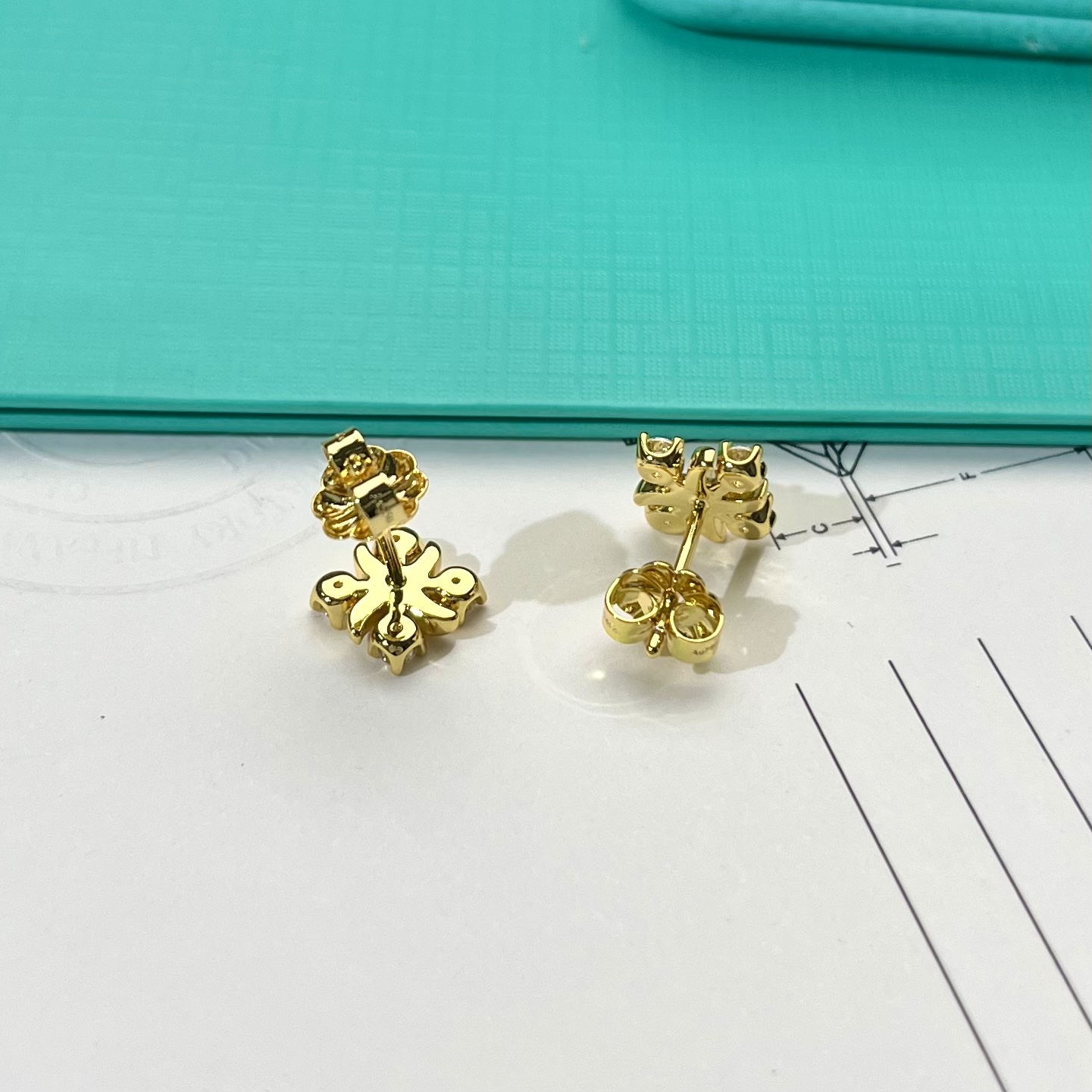批发价💰135
t家带钻耳钉
这款经典设计的耳环镶嵌高贵高碳钻，释放女性魅力，彰显独特气质，X符号穿插钻石与彩色宝石之间精美绝伦 。
