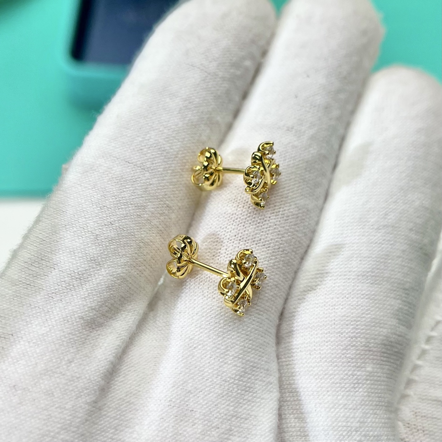 批发价💰135
t家带钻耳钉
这款经典设计的耳环镶嵌高贵高碳钻，释放女性魅力，彰显独特气质，X符号穿插钻石与彩色宝石之间精美绝伦 。
