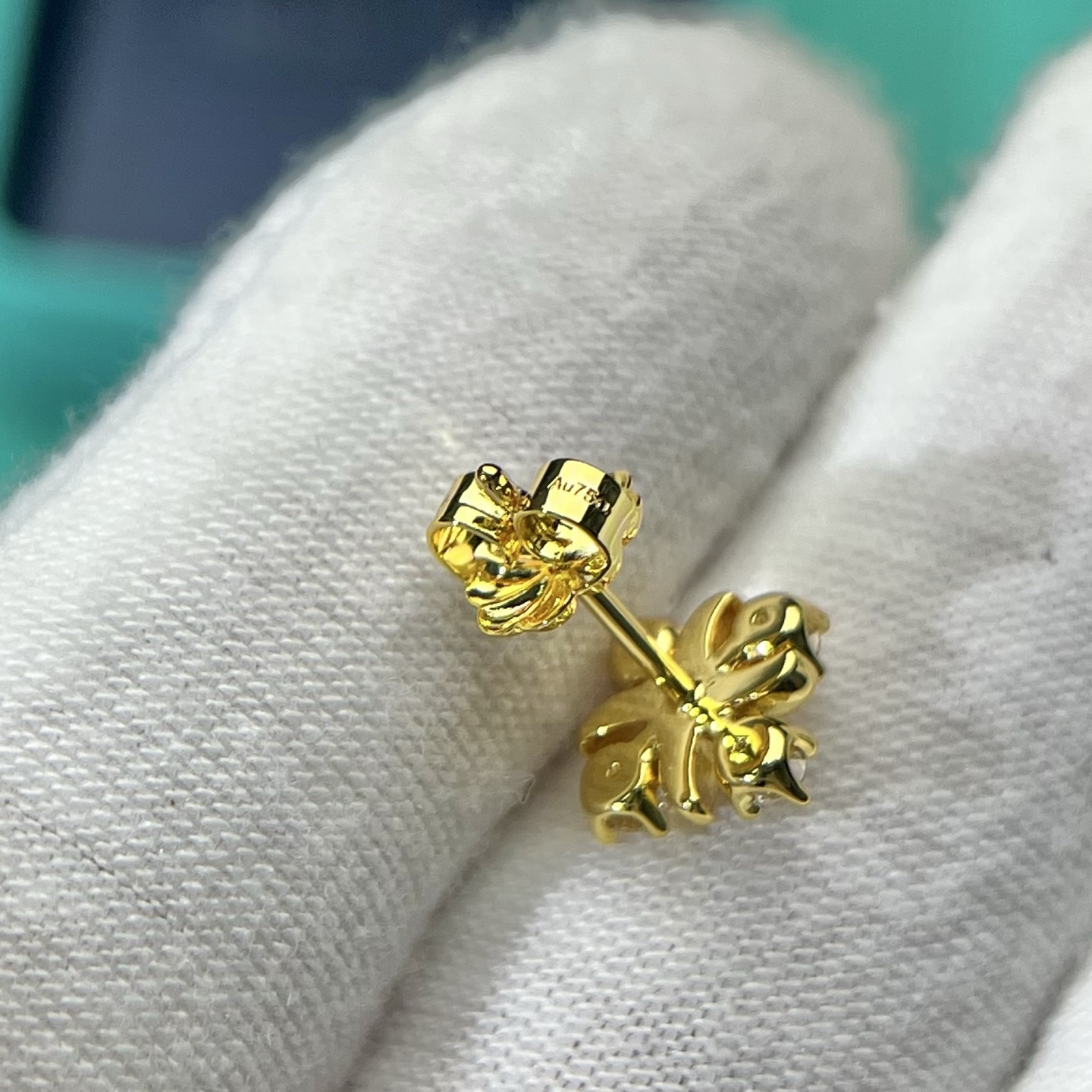 批发价💰135
t家带钻耳钉
这款经典设计的耳环镶嵌高贵高碳钻，释放女性魅力，彰显独特气质，X符号穿插钻石与彩色宝石之间精美绝伦 。
