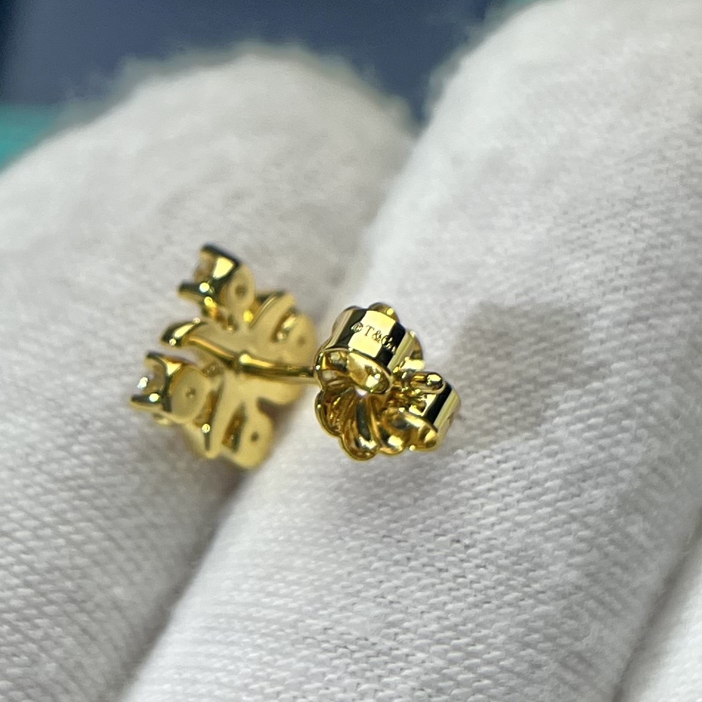 批发价💰135
t家带钻耳钉
这款经典设计的耳环镶嵌高贵高碳钻，释放女性魅力，彰显独特气质，X符号穿插钻石与彩色宝石之间精美绝伦 。

