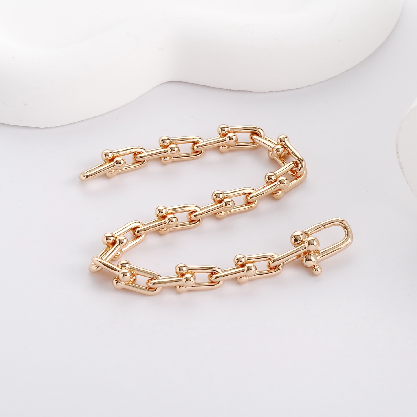 NO:767080,Tiffany&Co. Hardware Rose Gold U Bamboo Bracelet Tiffany HardWear series buckle bracelets coexist with elegance and subversive spirit, sensitively capturing the essence and energy of fashionable women walking in New York. Size 16-19-22 cm, Tiffany bracelet, tiffany, bracelet19860909Tiffany&Co. Hardware 玫瑰金U竹节手链 Tiffany HardWear 系列环扣手链优雅与颠覆精神并存,敏感捕捉到漫步纽约的时尚女性的精髓与能量 . 码数16-19-22厘米,蒂芙尼手链,tiffany,bracelet,Jewelry