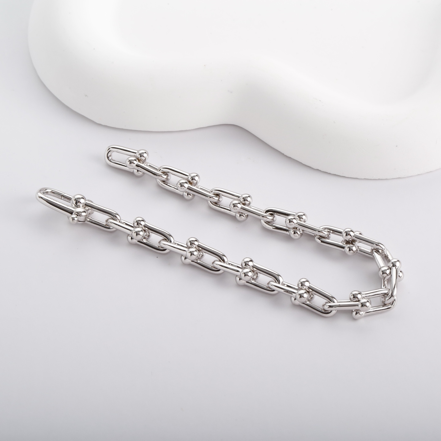 NO:767068,Tiffany&Co. Hardware silver bamboo bracelet Tiffany HardWear series buckle bracelets coexist with elegance and subversive spirit, sensitively capturing the essence and energy of fashionable women walking in New York. Size 16-19-22 cm, Tiffany bracelet, tiffany, bracelet19860909Tiffany&Co. Hardware 银色竹节手链 Tiffany HardWear 系列环扣手链优雅与颠覆精神并存,敏感捕捉到漫步纽约的时尚女性的精髓与能量 . 码数16-19-22厘米,蒂芙尼手链,tiffany,bracelet,Jewelry