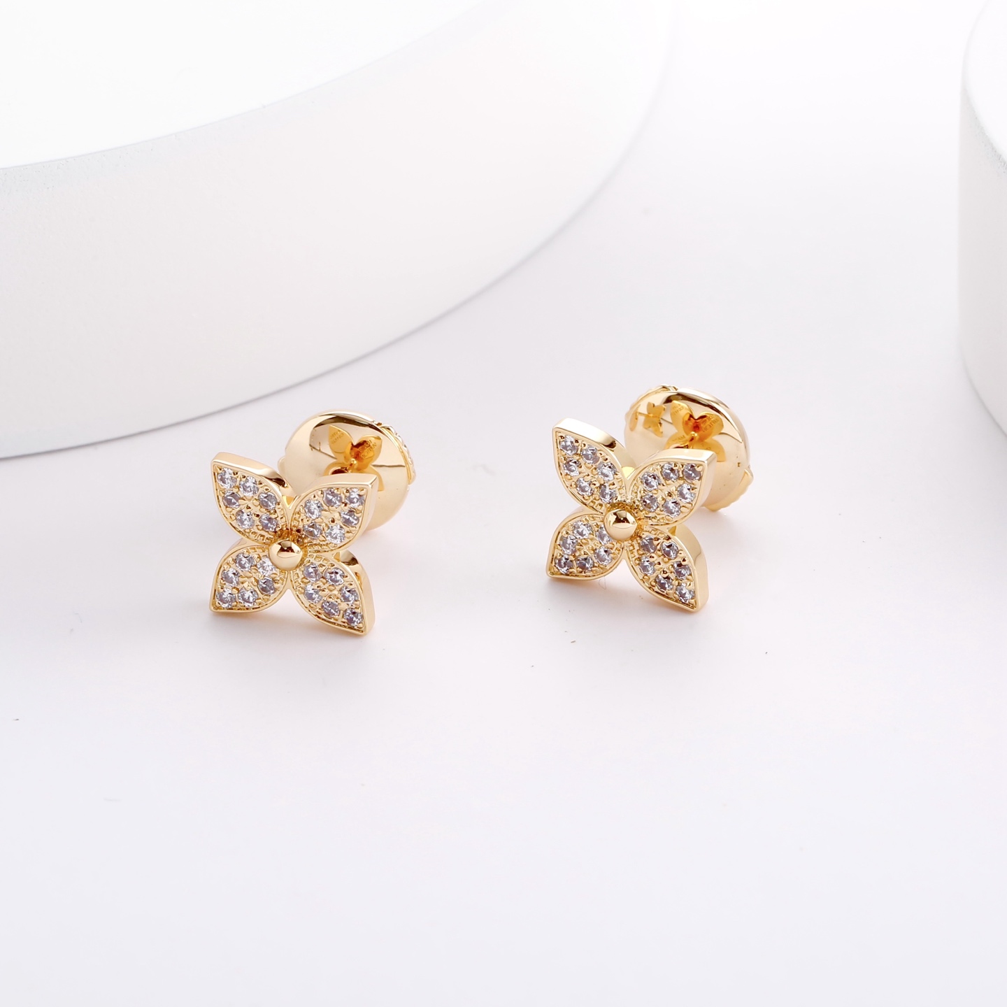 Louis Vuitton 驴家四照花满钻耳钉