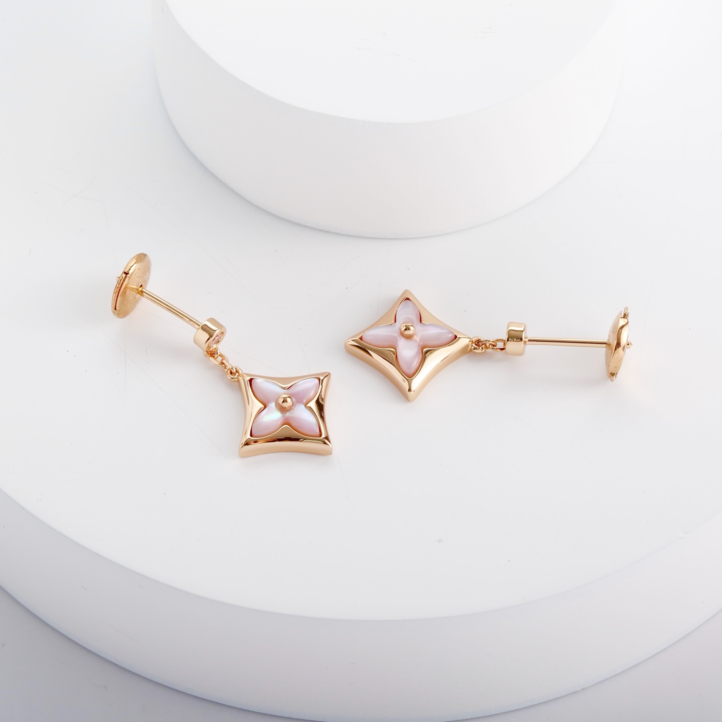 Louis Vuitton 驴家粉贝母带钻耳钉