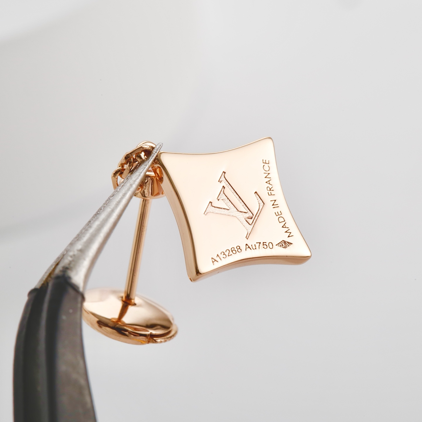 Louis Vuitton 驴家粉贝母带钻耳钉