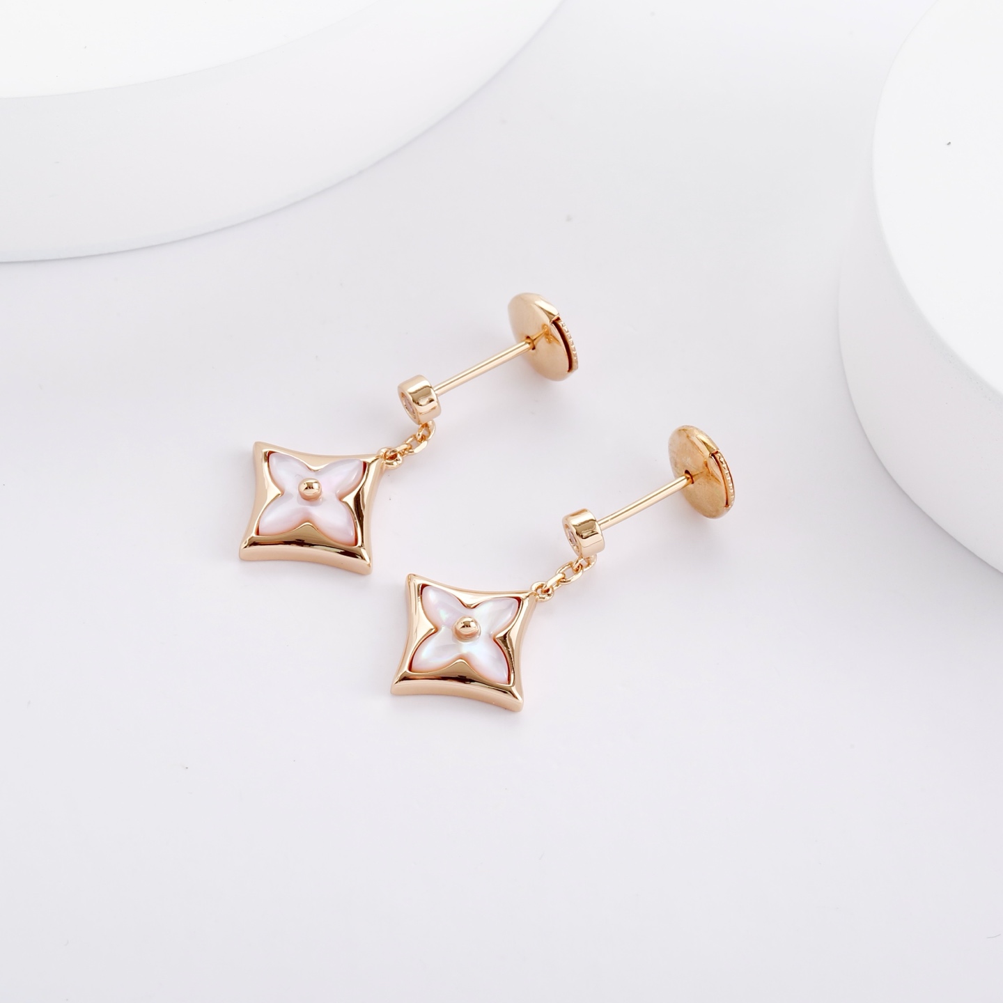 Louis Vuitton 驴家粉贝母带钻耳钉