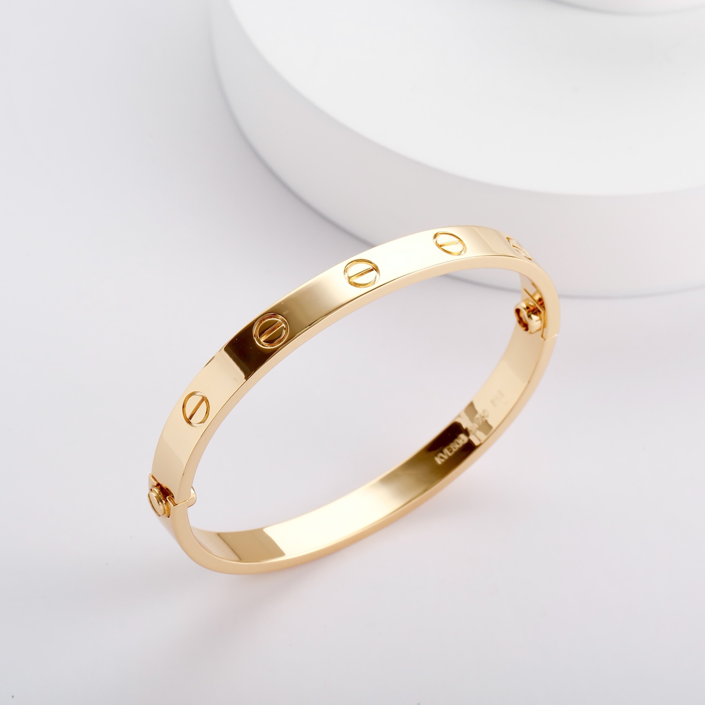 Cartier 卡地亚的Love系列手镯以其独特的设计而备受喜爱 这款宽版无钻玫瑰金手镯更是爱情的完美见证