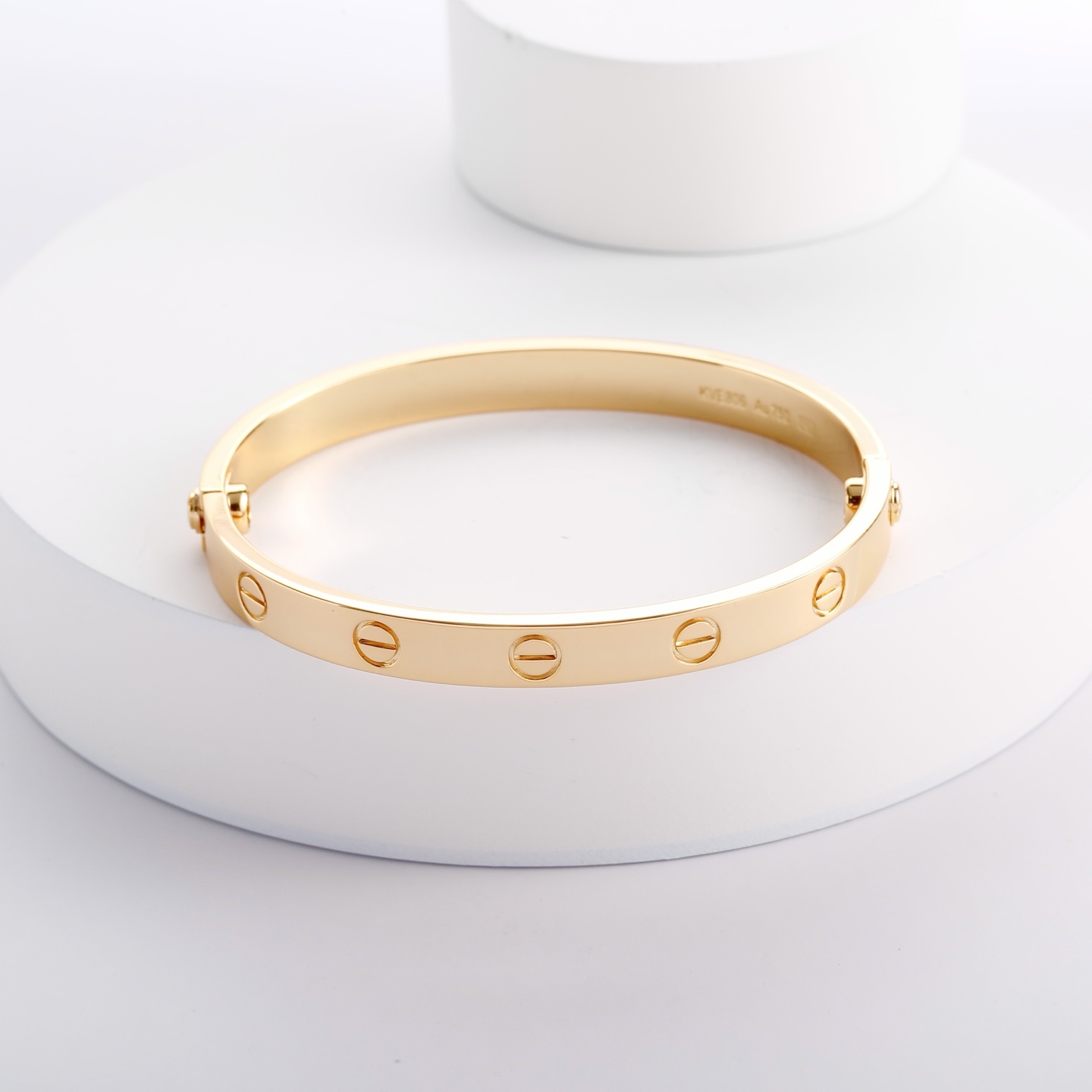 Cartier 卡地亚的Love系列手镯以其独特的设计而备受喜爱 这款宽版无钻玫瑰金手镯更是爱情的完美见证