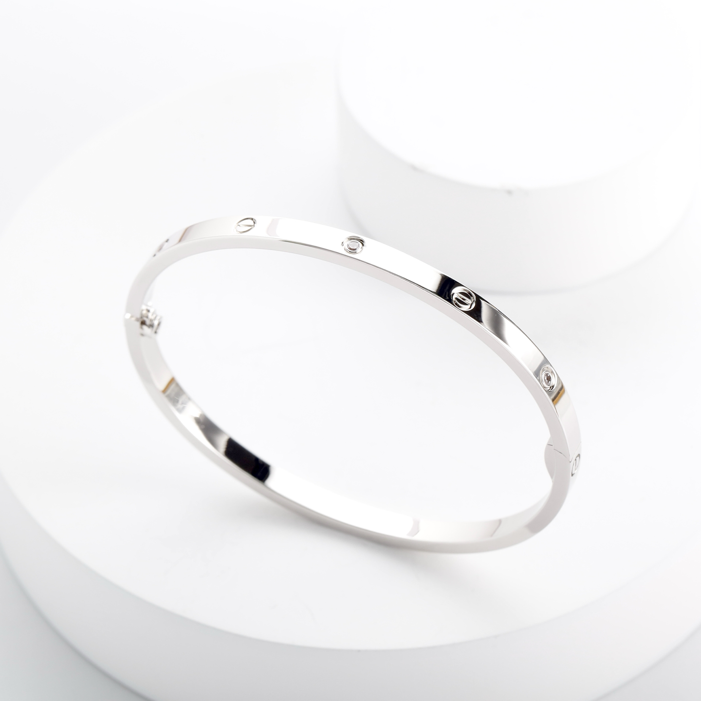 Cartier LOVE 系列作为卡地亚的标志性作品