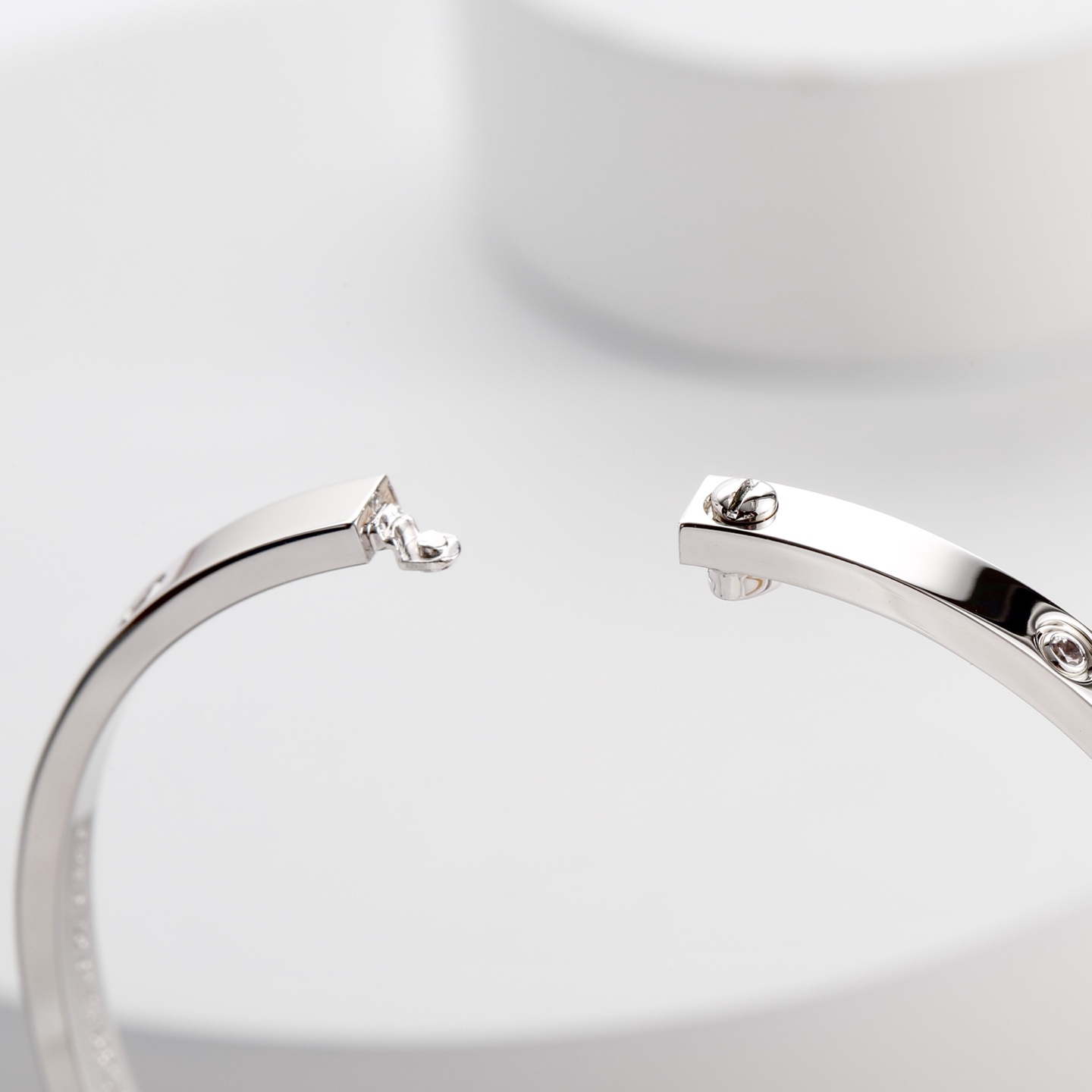 Cartier LOVE 系列作为卡地亚的标志性作品