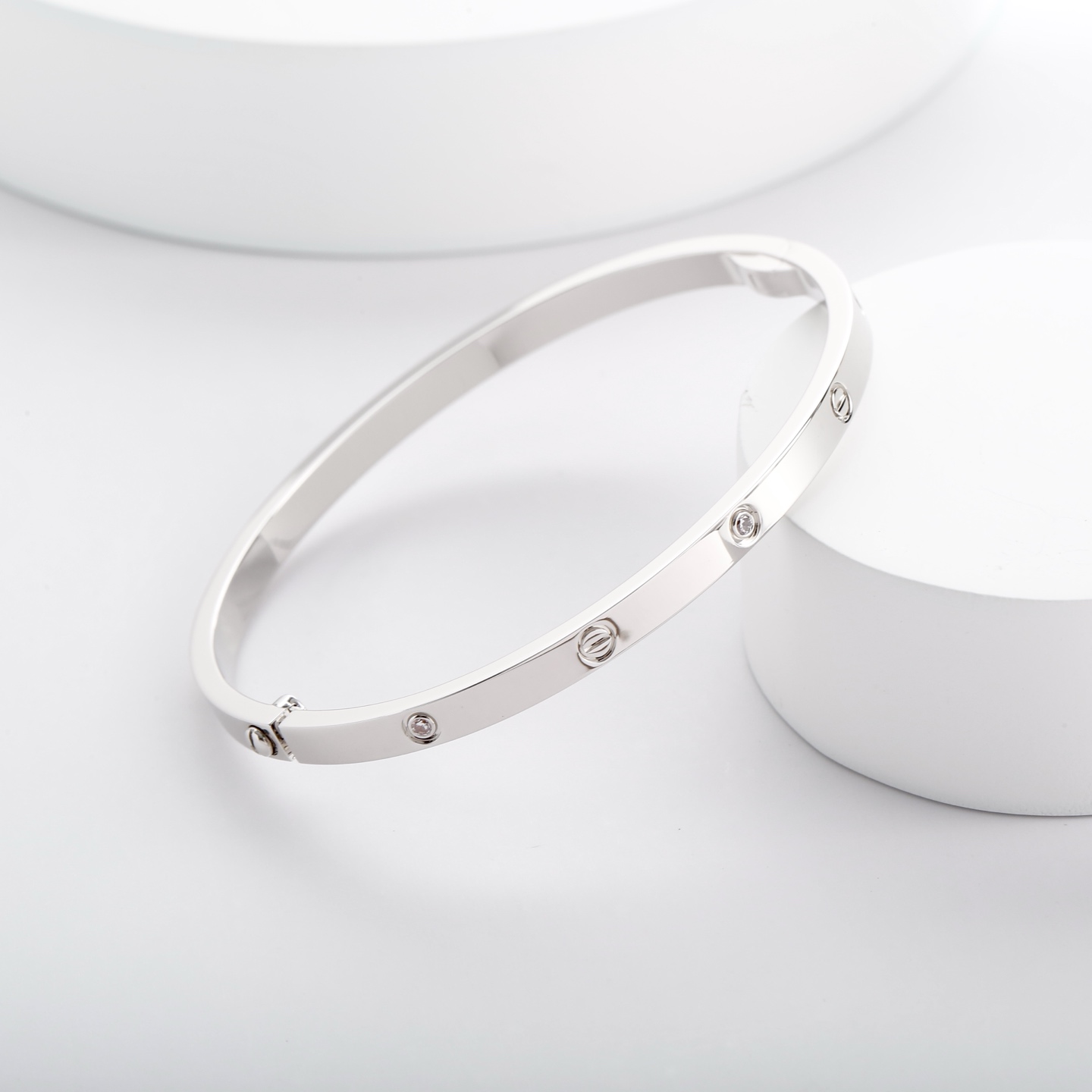 Cartier LOVE 系列作为卡地亚的标志性作品