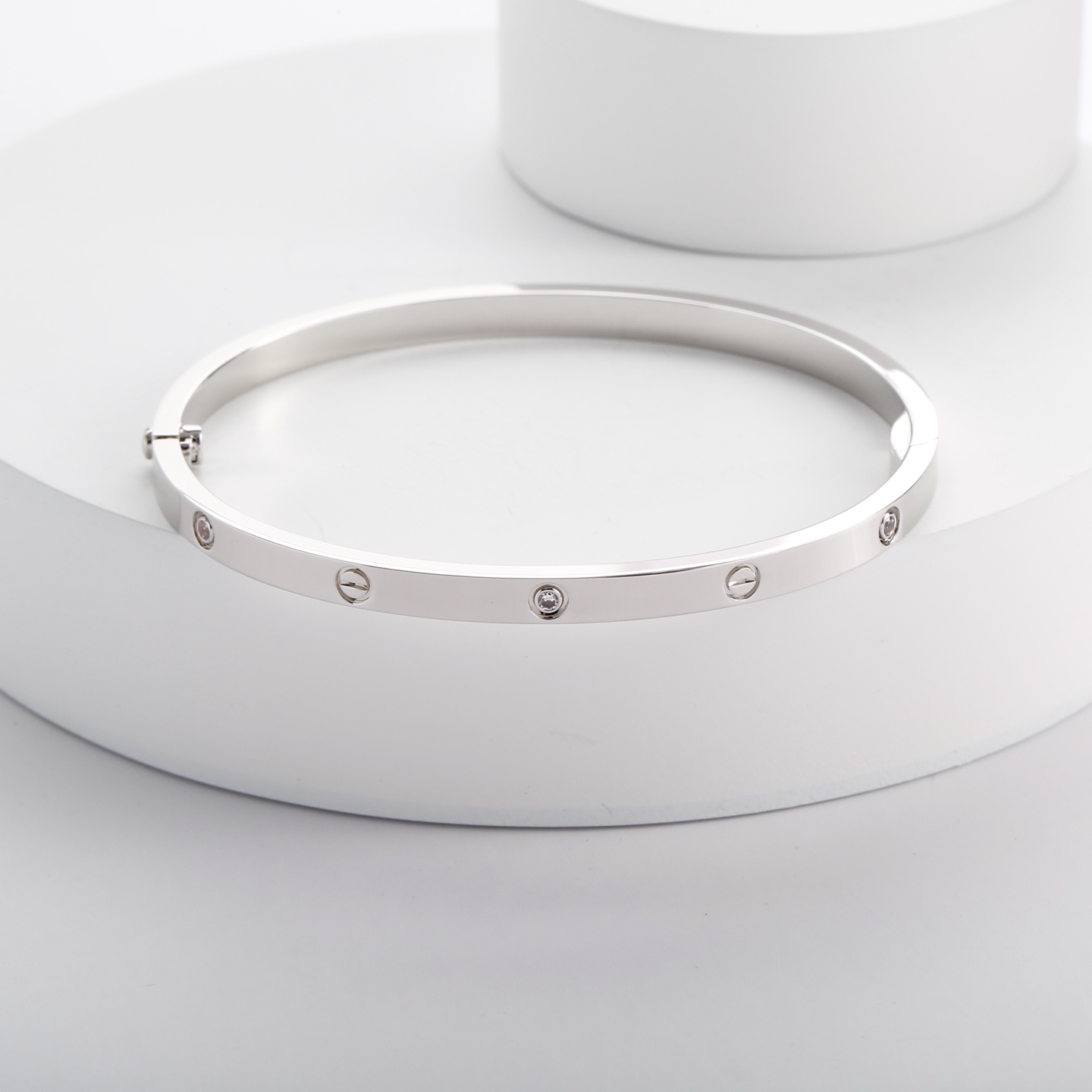 Cartier LOVE 系列作为卡地亚的标志性作品