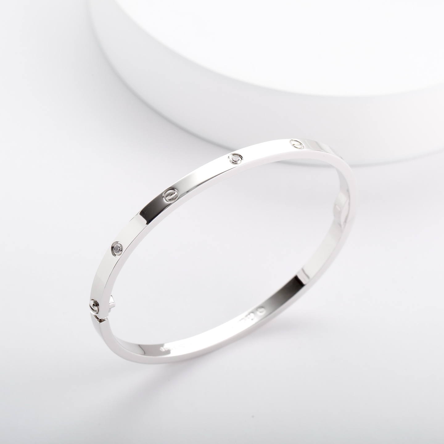 Cartier LOVE 系列作为卡地亚的标志性作品